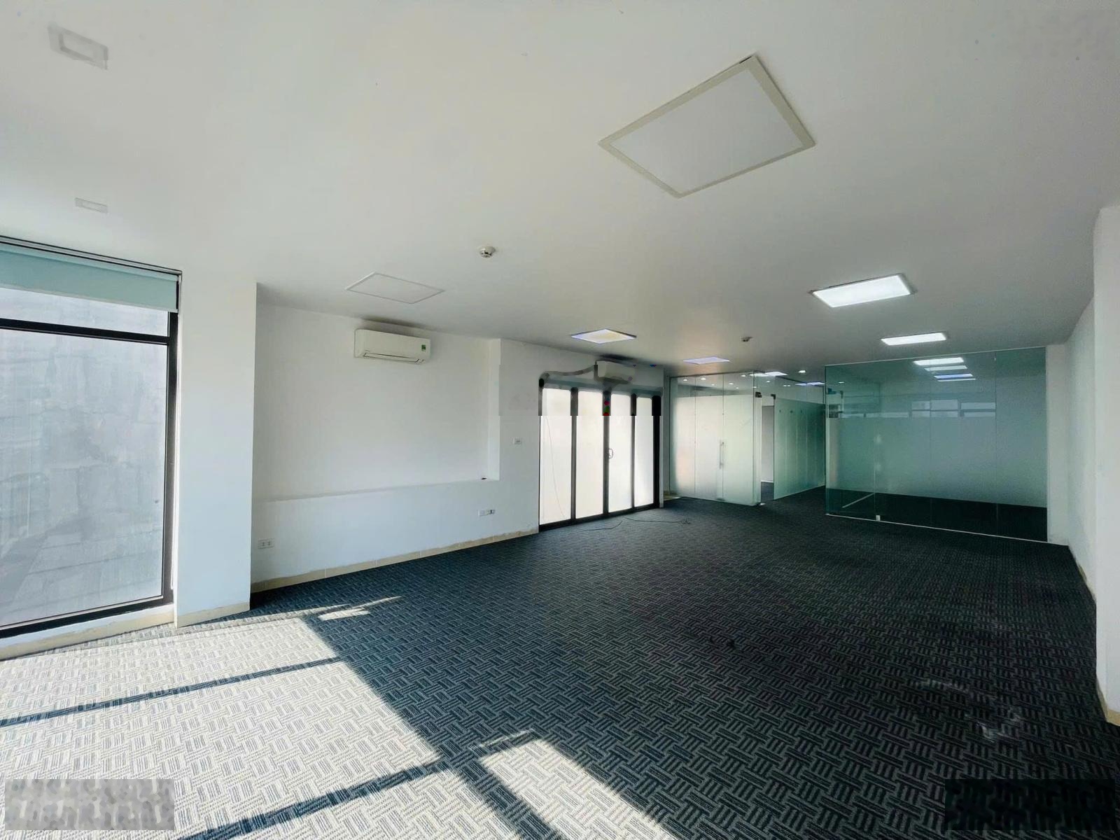 Cho thuê văn phòng vào làm ngay nguyễn xiển, thanh xuân diện tích : 70m² giá 11 triệu