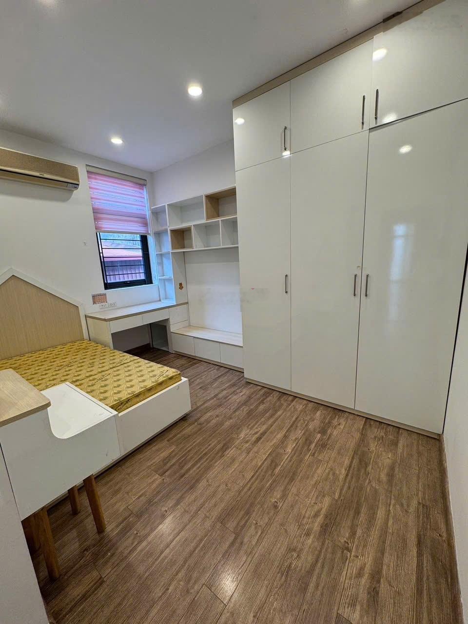 Cho thuê nhà nguyên căn, lô góc thoáng, 60m2, 5 tầng, 5 ngủ, full nội thất tại hoàng minh đạo