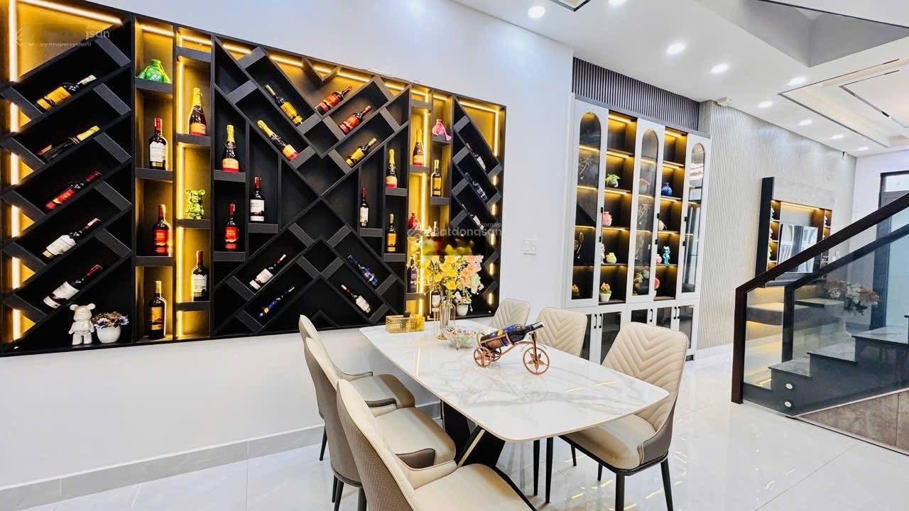 Hot! Bán nhà quận 7, đường Chuyên Dùng, 5PN 5WC