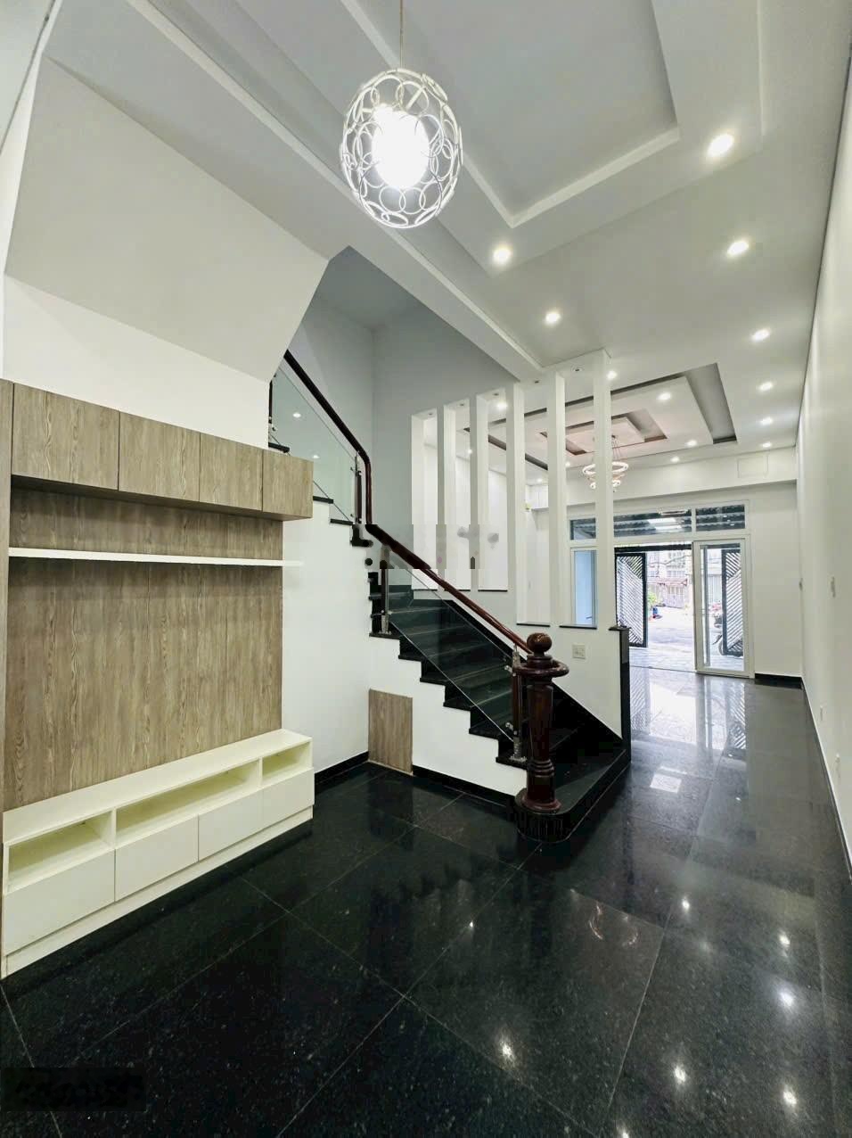 Bán nhà giá rẻ ngay ngã tư Nguyễn Bình và Lê Văn Lương, 4 tầng, giá 6 tỷ 300