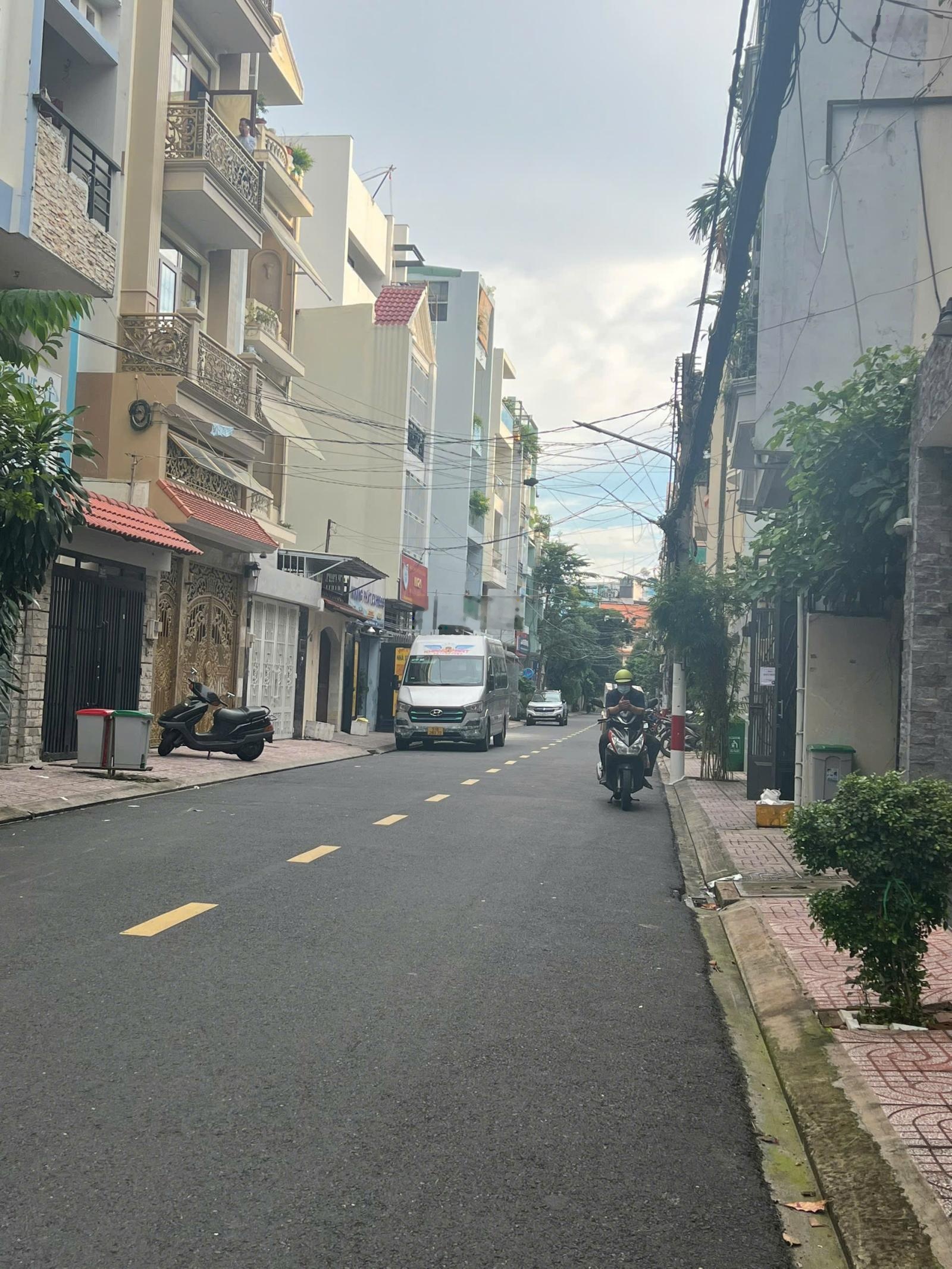 Độc Quyền bán căn nhà khu k300, Phường 12 Tân Bình DT: 5x17 nở hậu 5.7m - 5 tầng - giá 15.3 Tỷ