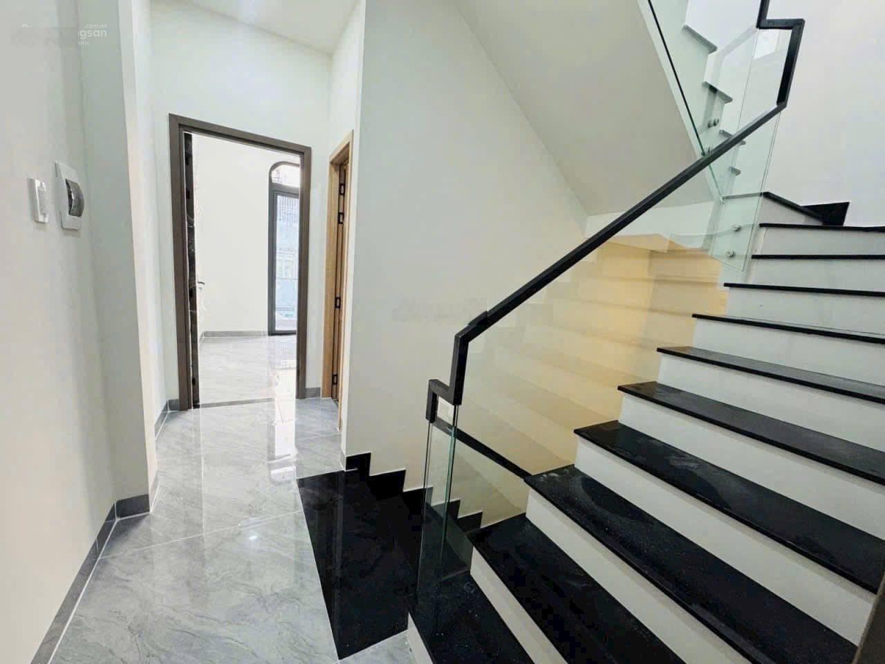 Nhà mới xây 3 tầng - đường 146 lã xuân oai 6,9 tỷ