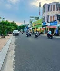 Bán nhà c4 có sổ hồng hướng ĐN đường Trường Sa Vĩnh Nguyên Nha trang. DT 98,3m2 (ngang 5m)giá 10tỷ