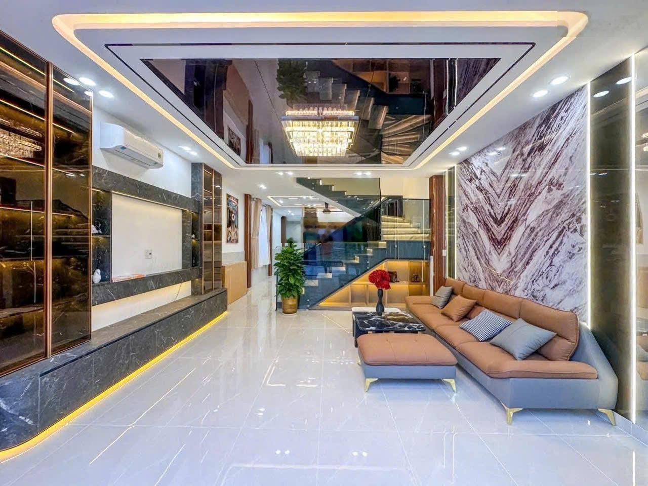 Nhà rộng rãi Phan Văn Trị, P. 17, Bình Thạnh, giá 4,95 tỷ, DT 112.2m2, Sổ hồng chính chủ, hoàn công