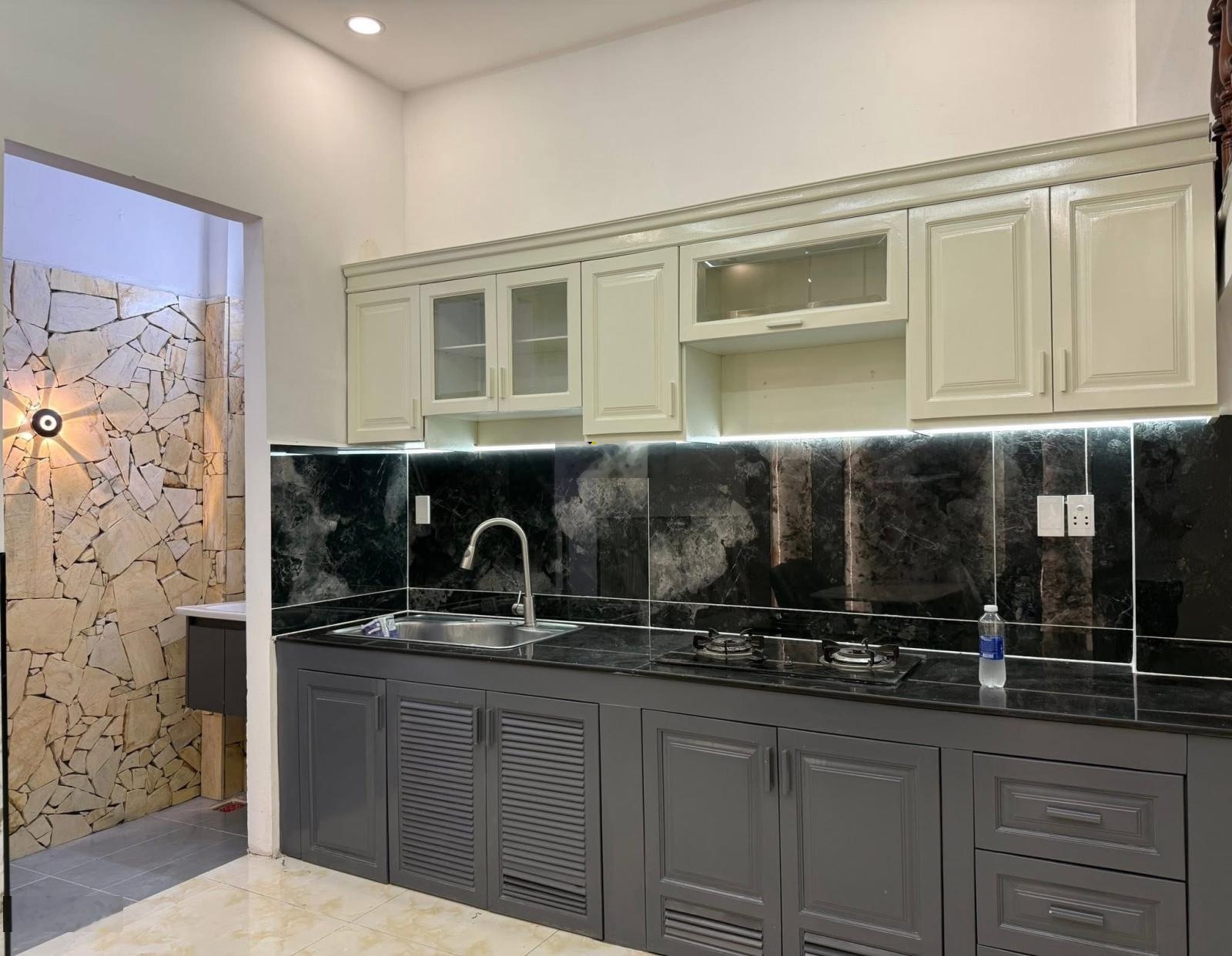 Bán nhà ngay cầu vượt ngã tư ga, gần chợ cầu đồng 1 trệt 1 lầu đường xe hơi hoàn công đầy đủ