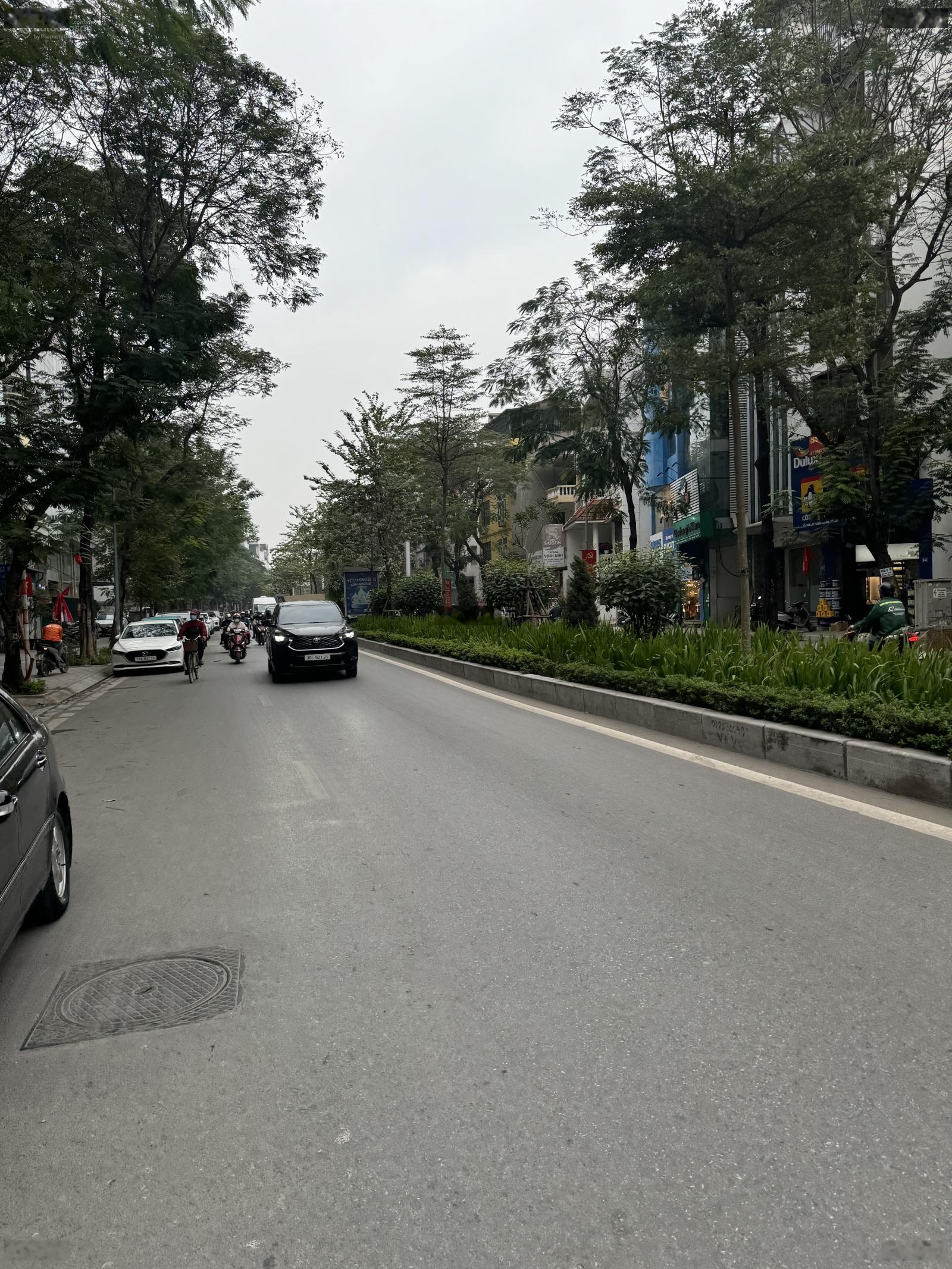 Mặt Phố Lạc Long Quân, kinh doanh, ô tô tránh nhau