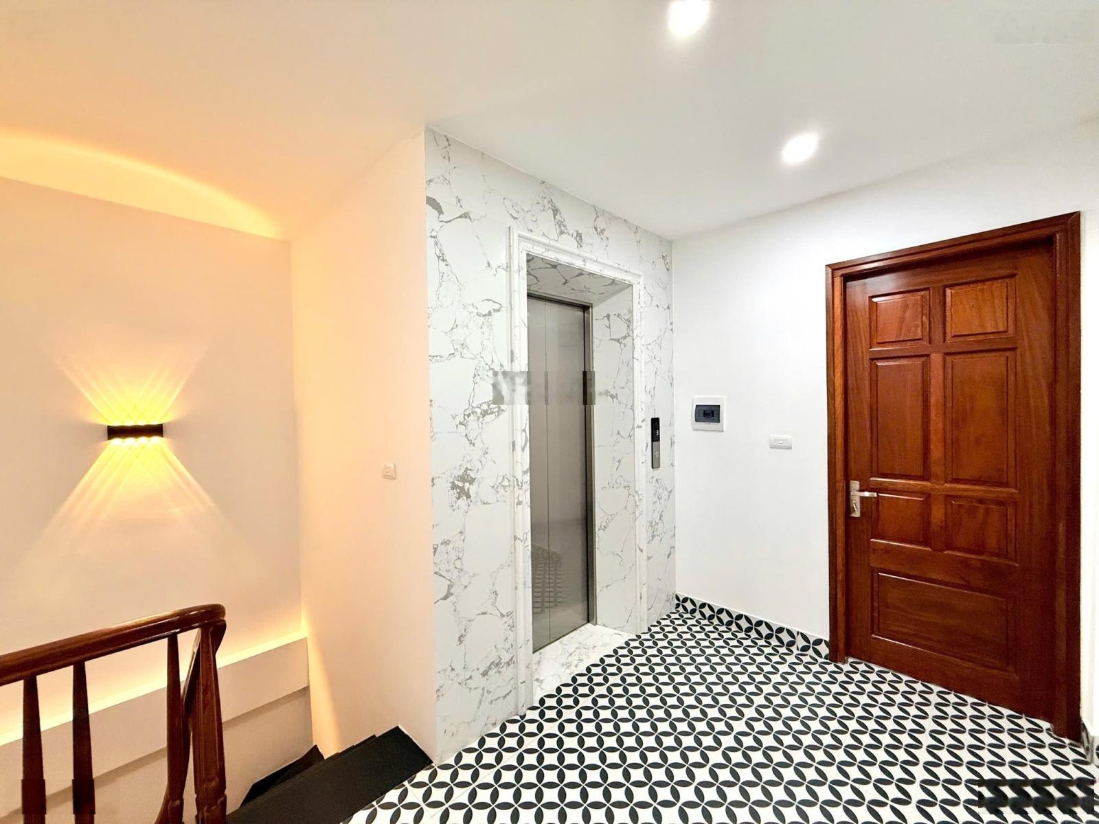 Ôtô đỗ cửa! Trương Định - Hai Bà Trưng, 5 tầng thang máy, full nội thất, cạnh Tiểu Học Trung Hiền