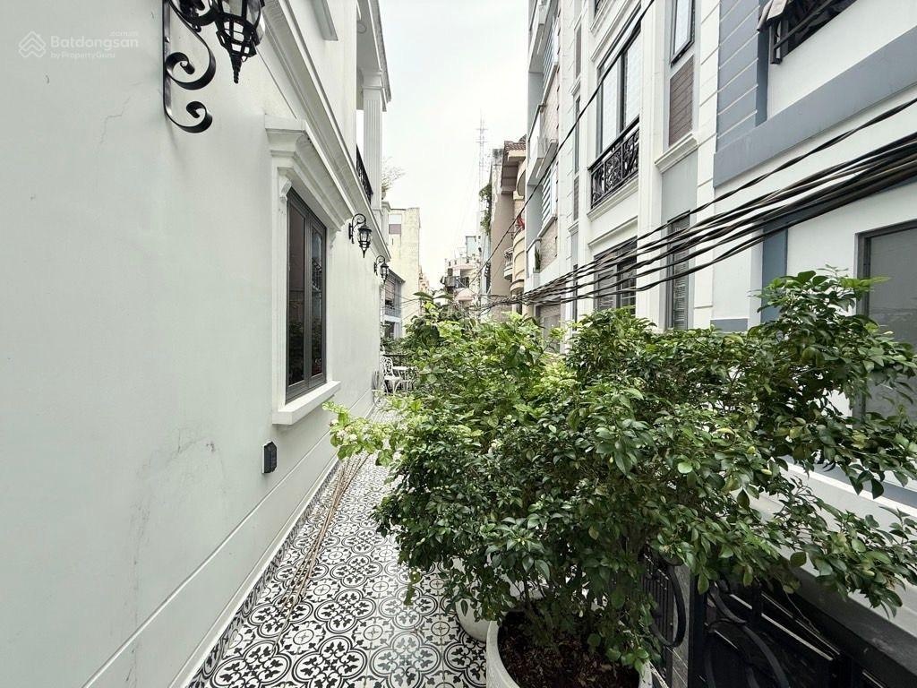 Bán Nhà đẹp lung linh khu V.I.P Huỳnh Văn Bánh - Hẻm xe hơi - chỉ 20m ra MT