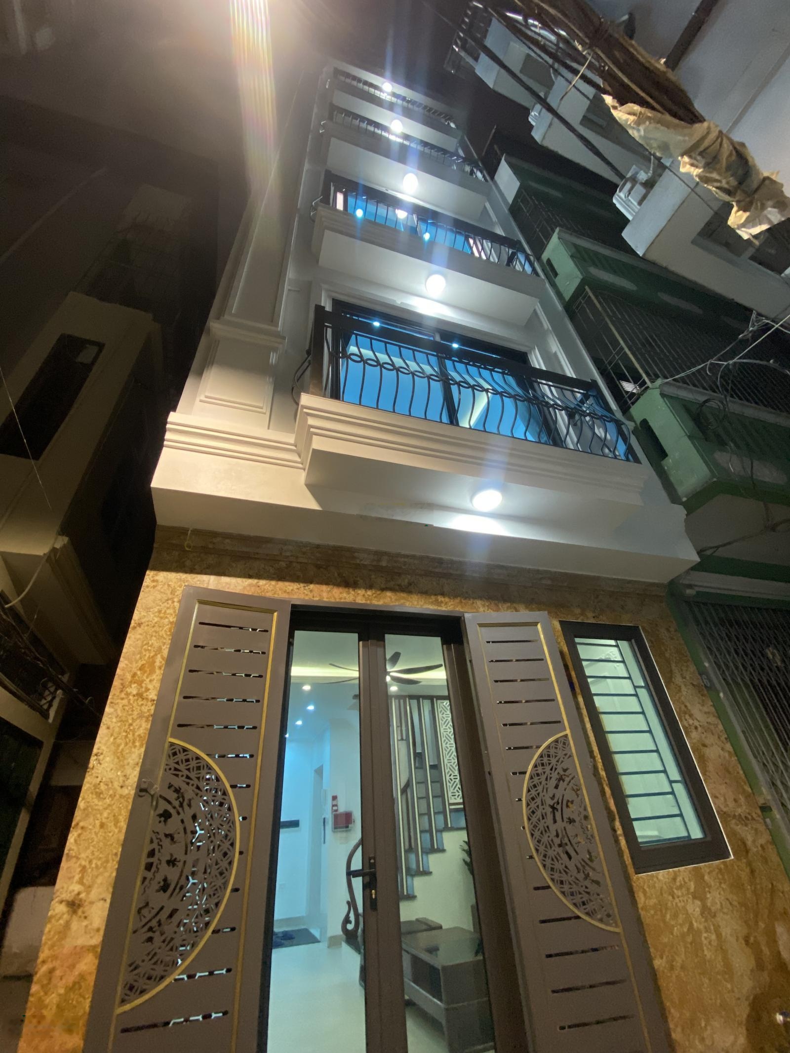 Bán nhà riêng xây mới thang máy tại đường Láng