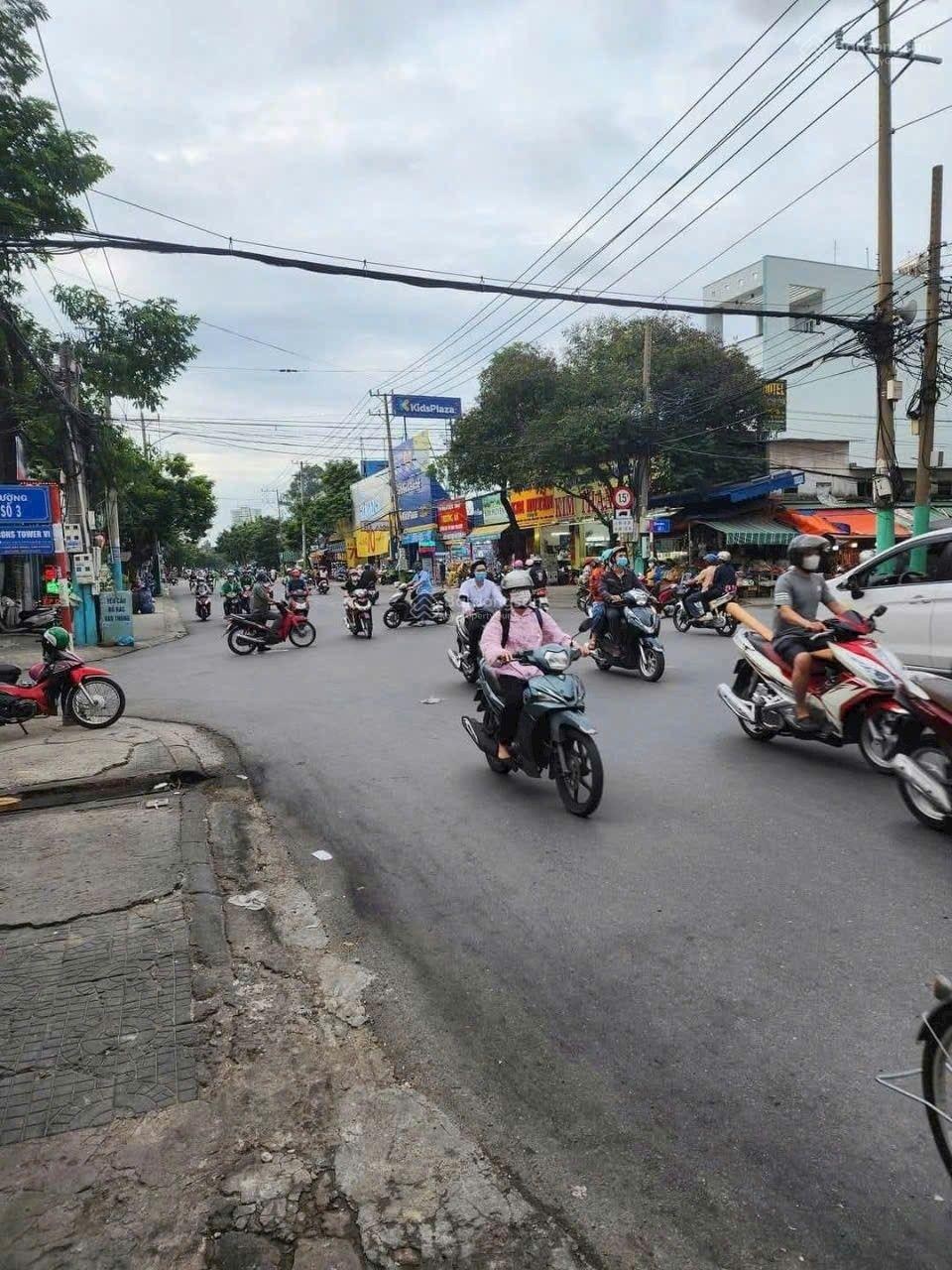 CẦN BÁN ĐẤT ĐƯỜNG NGUYỄN AN NINH DĨ AN Tổng dt: 193,6m2, có thổ cư 114m; ngang 6,5m Giá: 14 TỶ 850