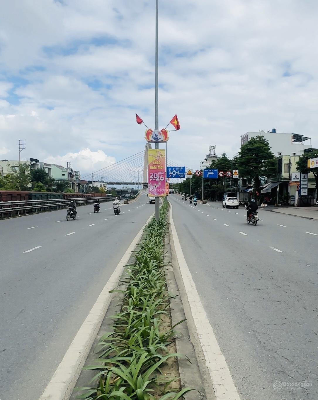 Nhà giá rẻ 3 tầng đường Trường Chinh, gần Cầu vượt ngã ba Huế, vị trí kinh doanh sầm uất