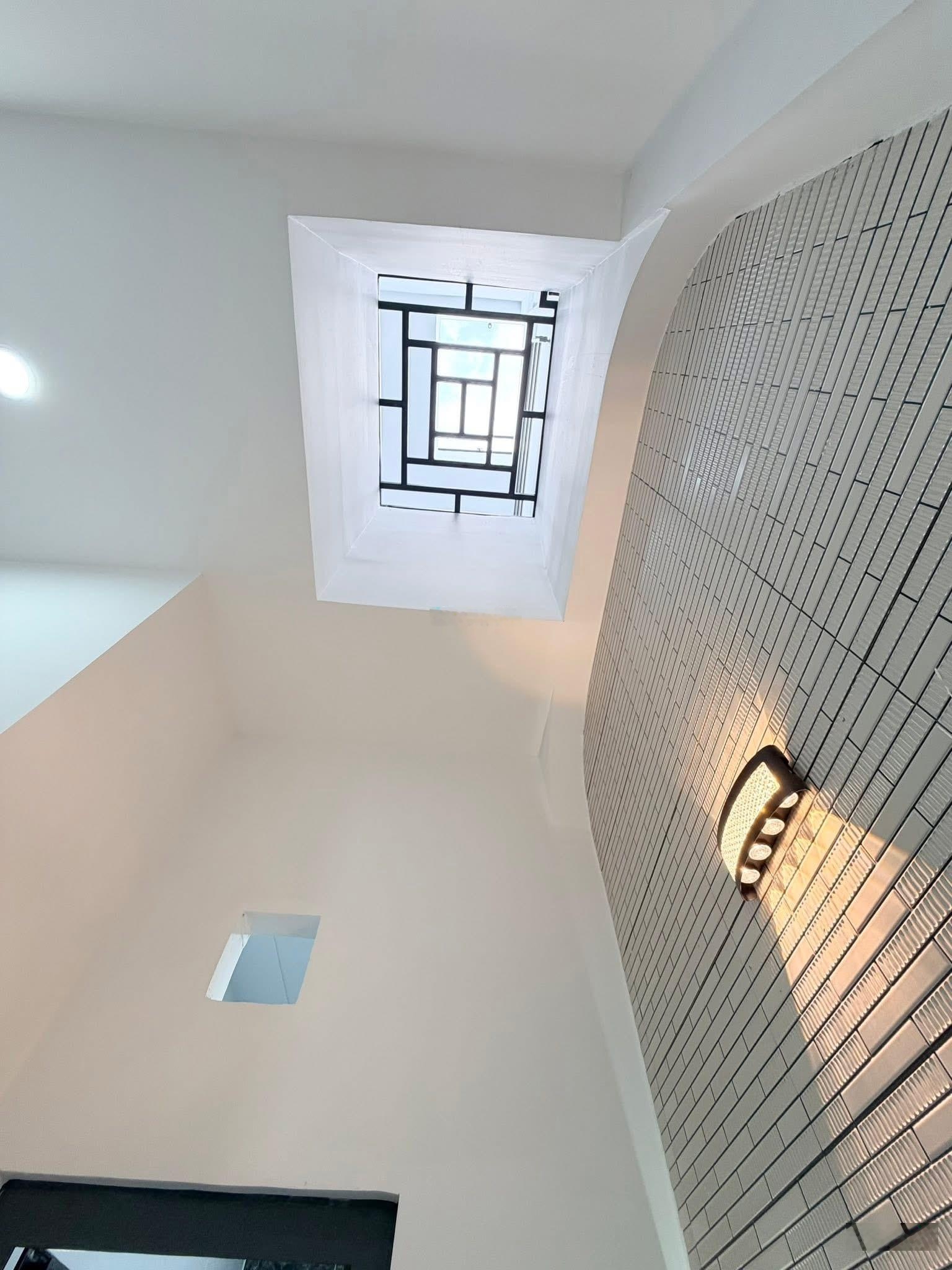 Chủ gửi bán căn nhà 1 trệt 1 lầu phường biên hoà. dt: 4,2x19,4=81,6m2. giá: 3tỷ950