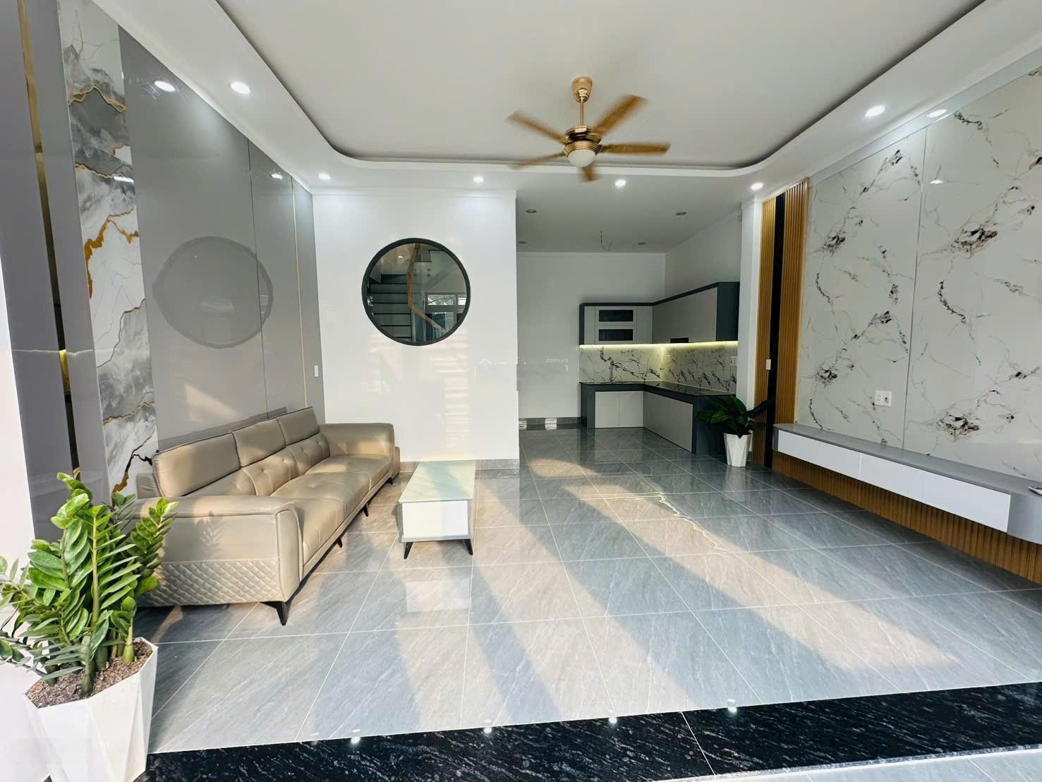 Bán gấp nhà 1 trệt 1 lầu sổ riêng thổ cư 100% ngay chợ Phú Thọ, TT 879tr nhận nhà ở ngay