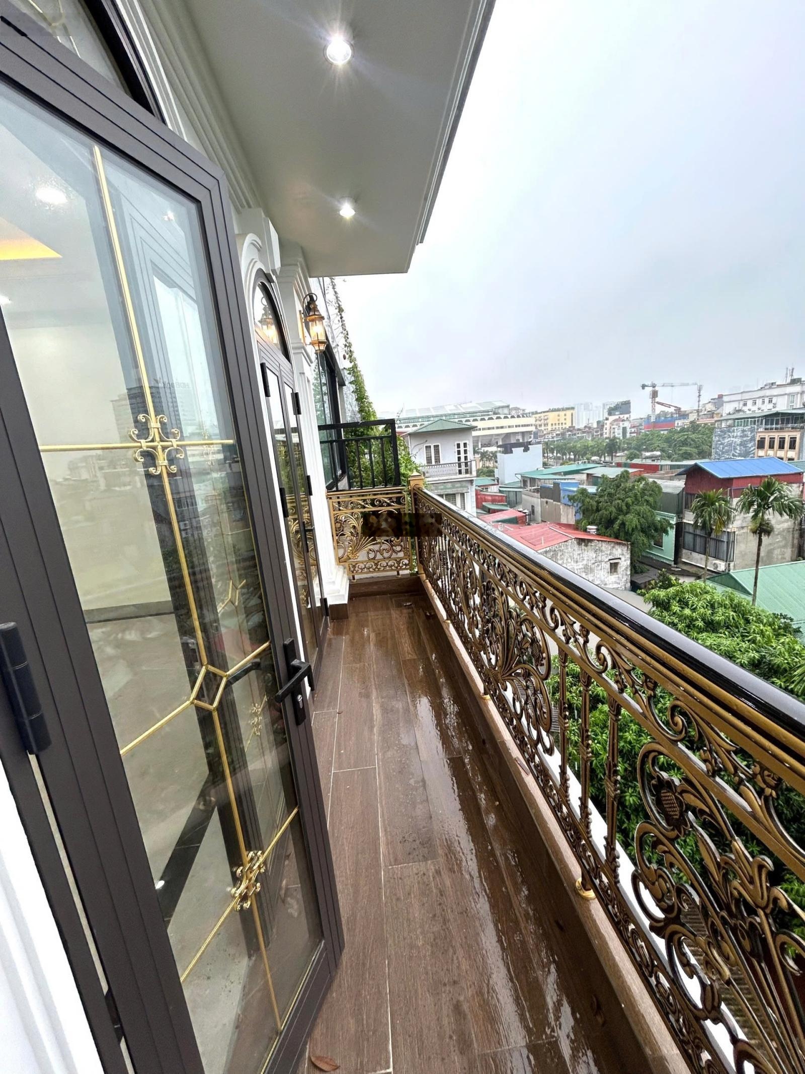 Chính chủ cho thuê sàn Tầng 3 ngõ 97 Văn Cao, DT 70m2, MT 5m, giá thuê 8,5tr. Sàn khá mới, đẹp