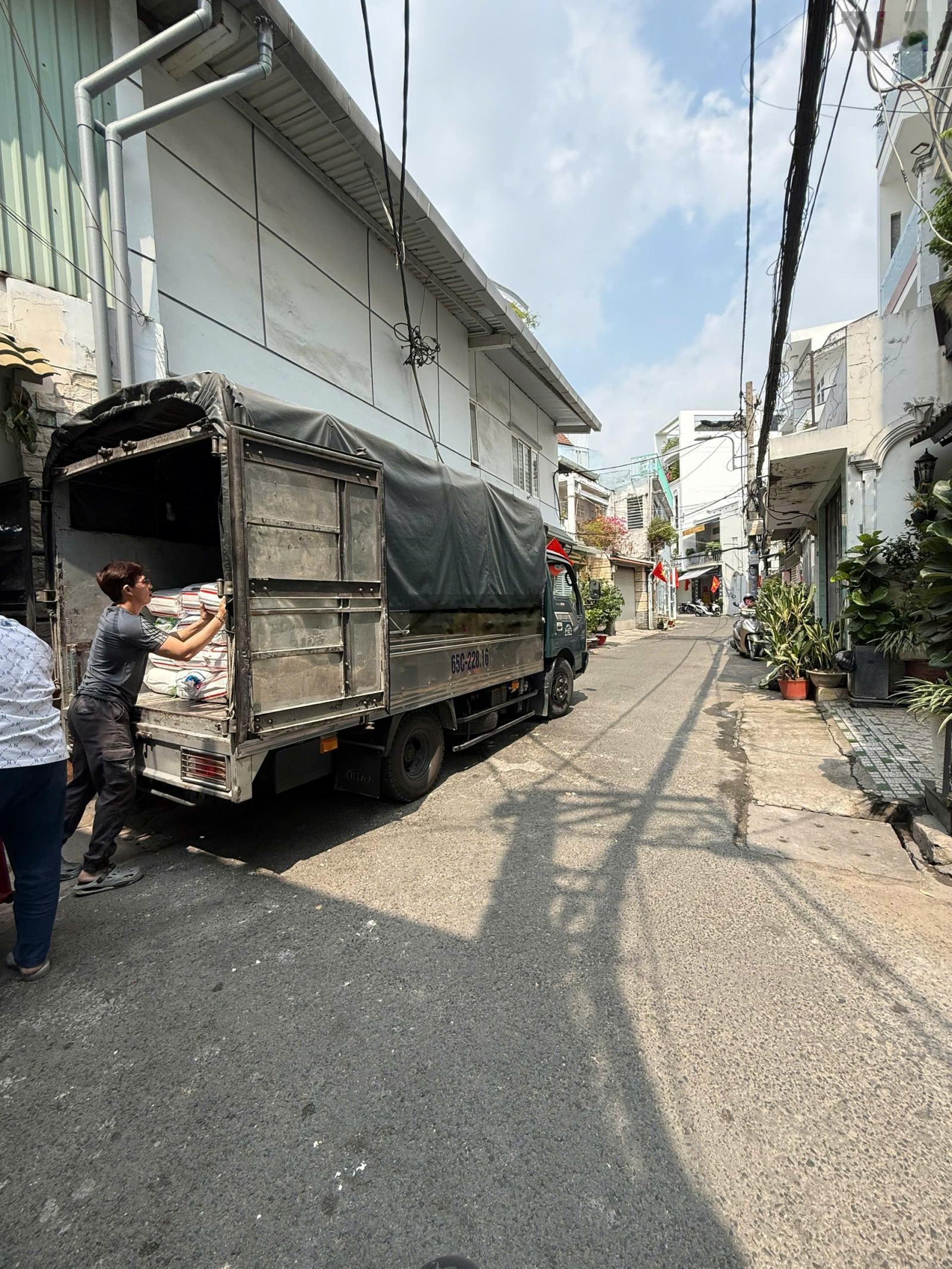 Chốt nhỉnh 7 tỷ - lê đại hành quận 11 kế q10- hẻm nhựa 6m - 5 tầng - tặng full nội thất.