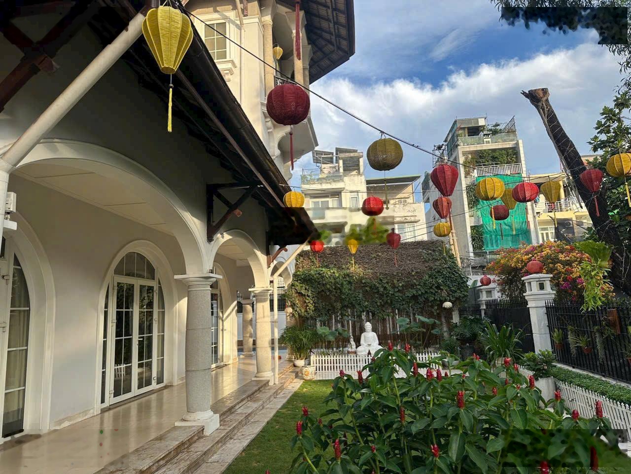 Tin Thật 100% - Góc 2 mặt tiền Nguyễn Văn Hưởng Thảo Điền Quận 2 - DT: 21x30m CN 614m2 - Giá 170 Tỷ