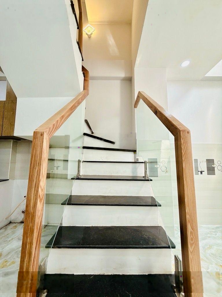 ĐOÀN VĂN BƠ, P.10, Q.4 SÁT MT (1 SẸC) Diện tích: 24m (3m 7.3m)