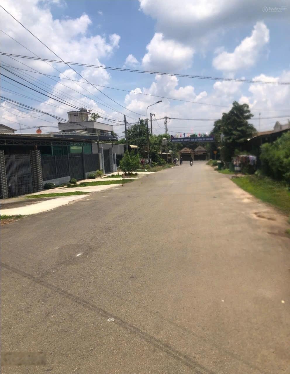 Đất gần cổng phụ vào sân bay bình sơn, đường nhựa rộng 16m, có hành lang 2 bên