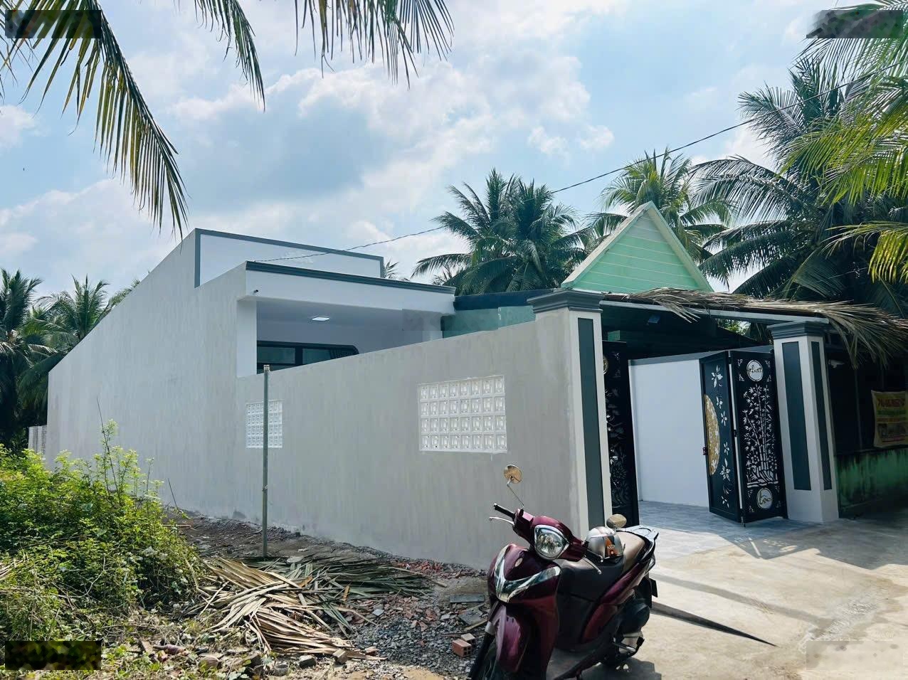 Bán nhà mới, 50m thổ cư. Đường xe ô tô 7 chổ và sân đậu được ô tô tại xã Tam Phước Bến Tre cũ.