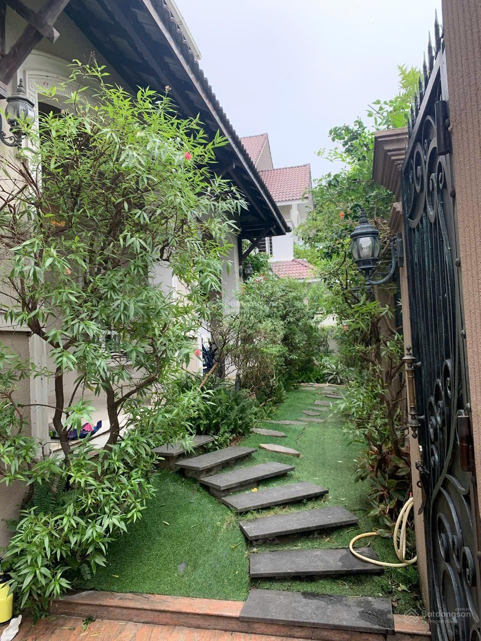 Bán biệt thự Nguyễn Văn Hưởng - Góc 3 mặt tiền DT: 20m x 26,5m - Hồ bơi sân vườn - 530m2