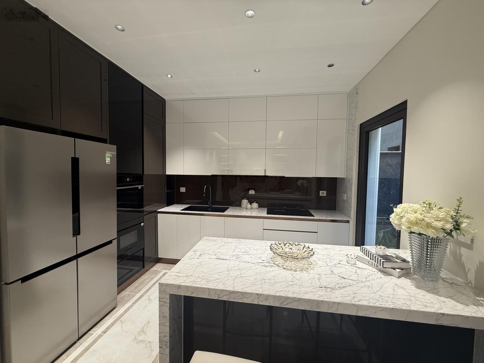 Biệt thự Vip Tây Hồ - cạnh 5 trường học liên cấp quốc tế - trước nhà là công viên và TTTM siêu lớn