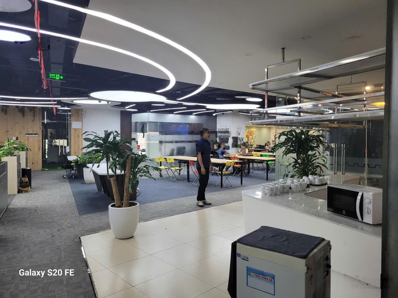 BQL CC cho thuê VP Dophin Nguyễn Hoàng 500m2 có cắt lẻ tối thiểu 100m2, sẵn nội thất có thể lấy