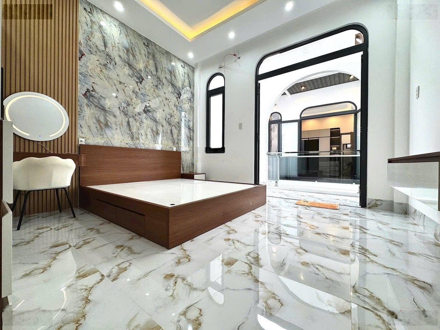 Rẻ quá! Nhà Cát Linh Đống Đa, 30m ra phố, 3 gác đỗ cửa, tặng full nội thất, ở ngay, 40m2 * 5T