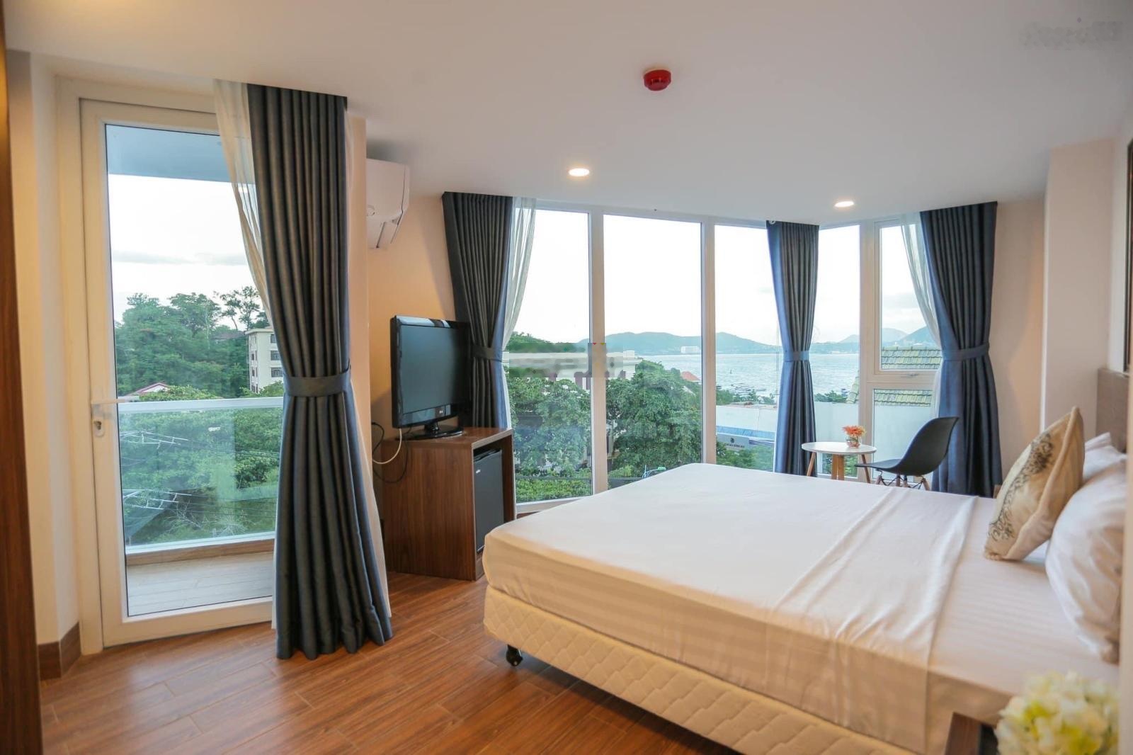 Bán khách sạn mặt tiền đường Trần Phú, Nha Trang. 290,6m2, 7 tầng 27 phòng, giá 38 tỷ. 0868674986