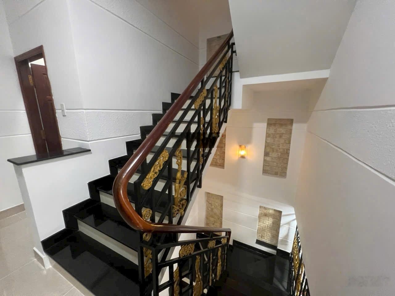 Bán nhà mặt tiền đường 39 diện tích 95m 1 trệt 3 lầu giá 13 tỷ khu kinh doanh sầm uất 0915698839