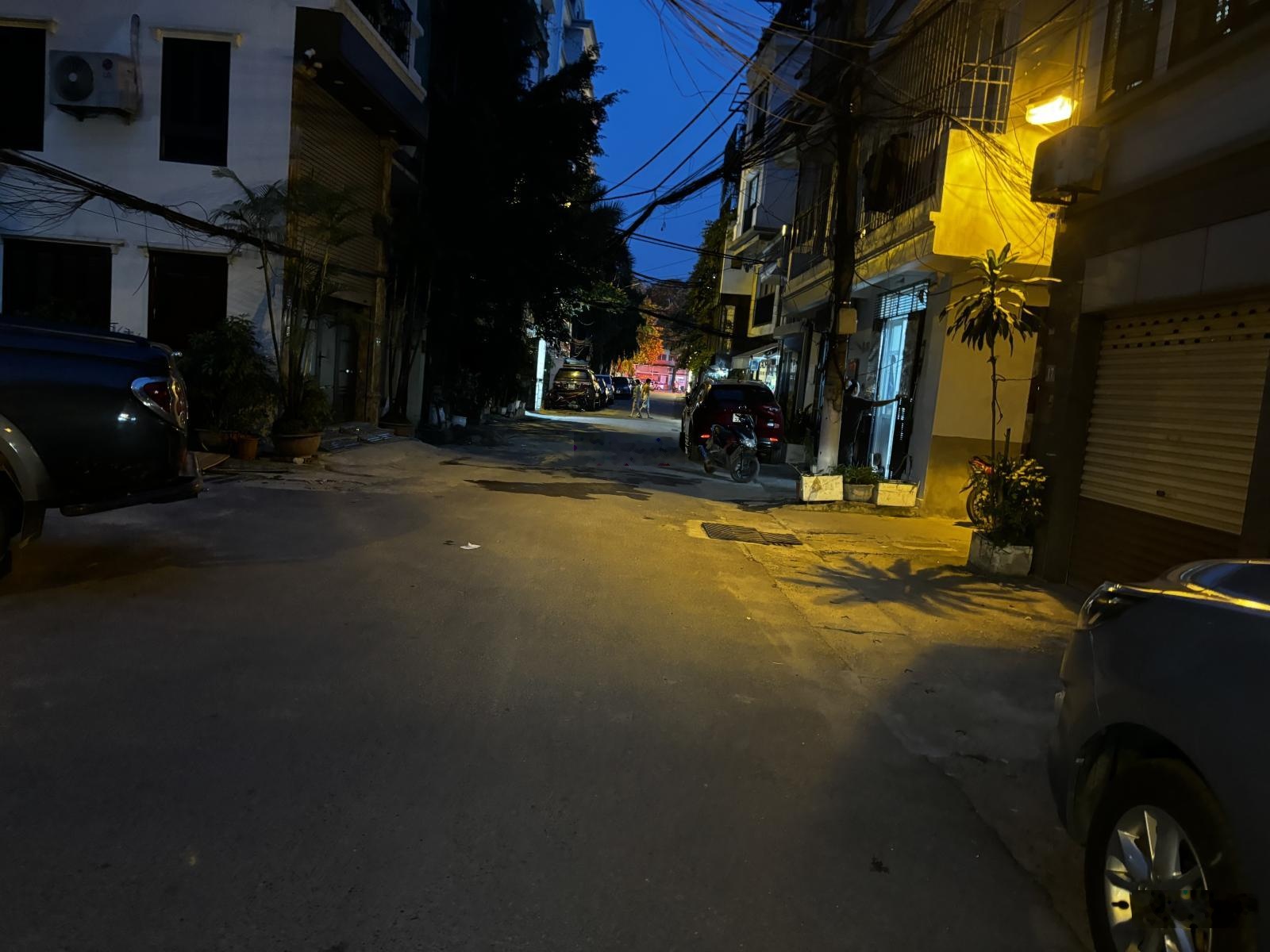 Bán nhà Xuân La DT 70m2 - MT 5m - ô tô vào nhà - 17,9 tỷ - ô chờ thang máy