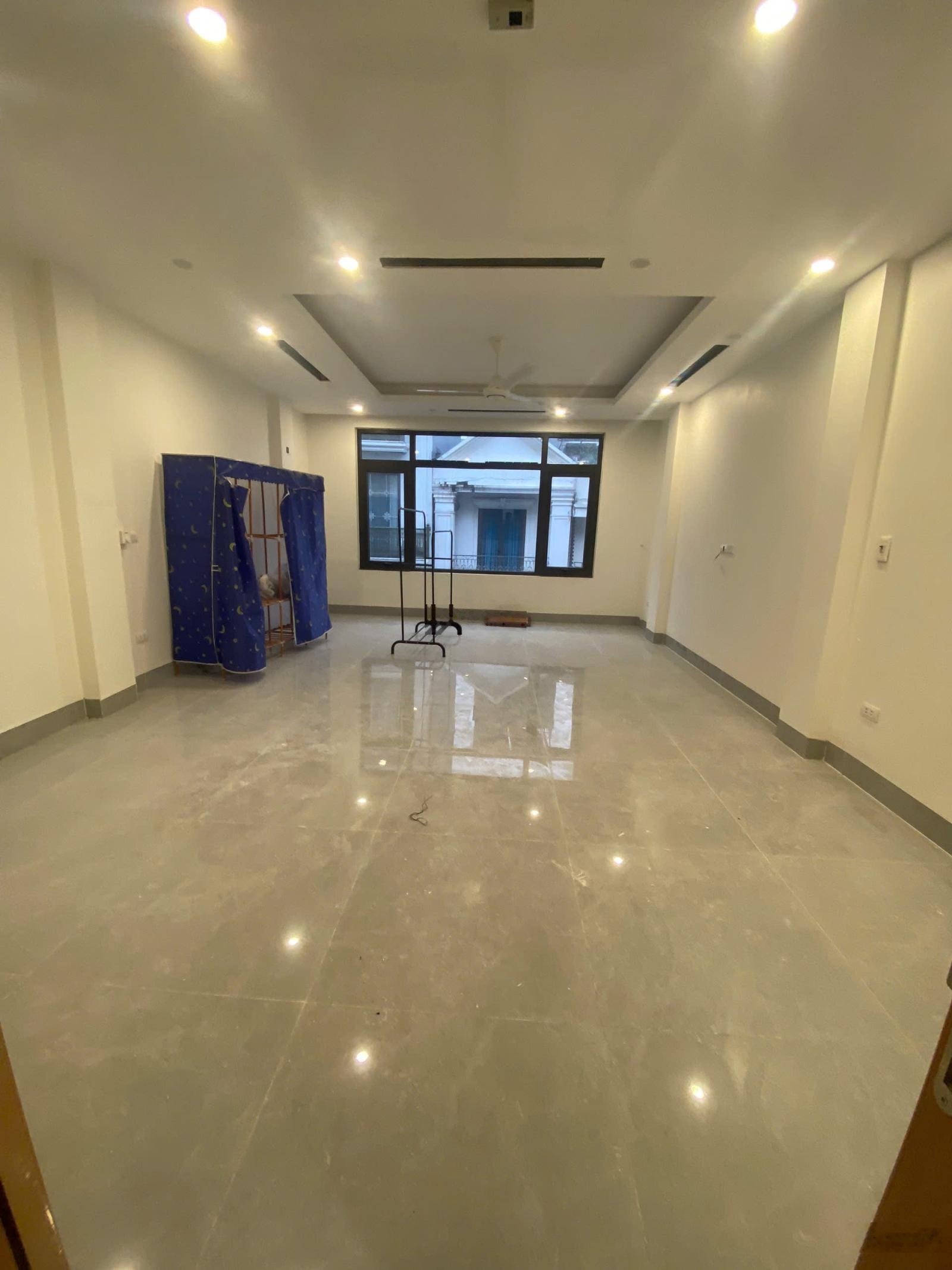 Cho thuê nhà ngõ 21 lê đức thọ,DT 60m * 5 tầng,1 tum,thông sàn,thang máy,giá 26 triệu,LH 0968120493