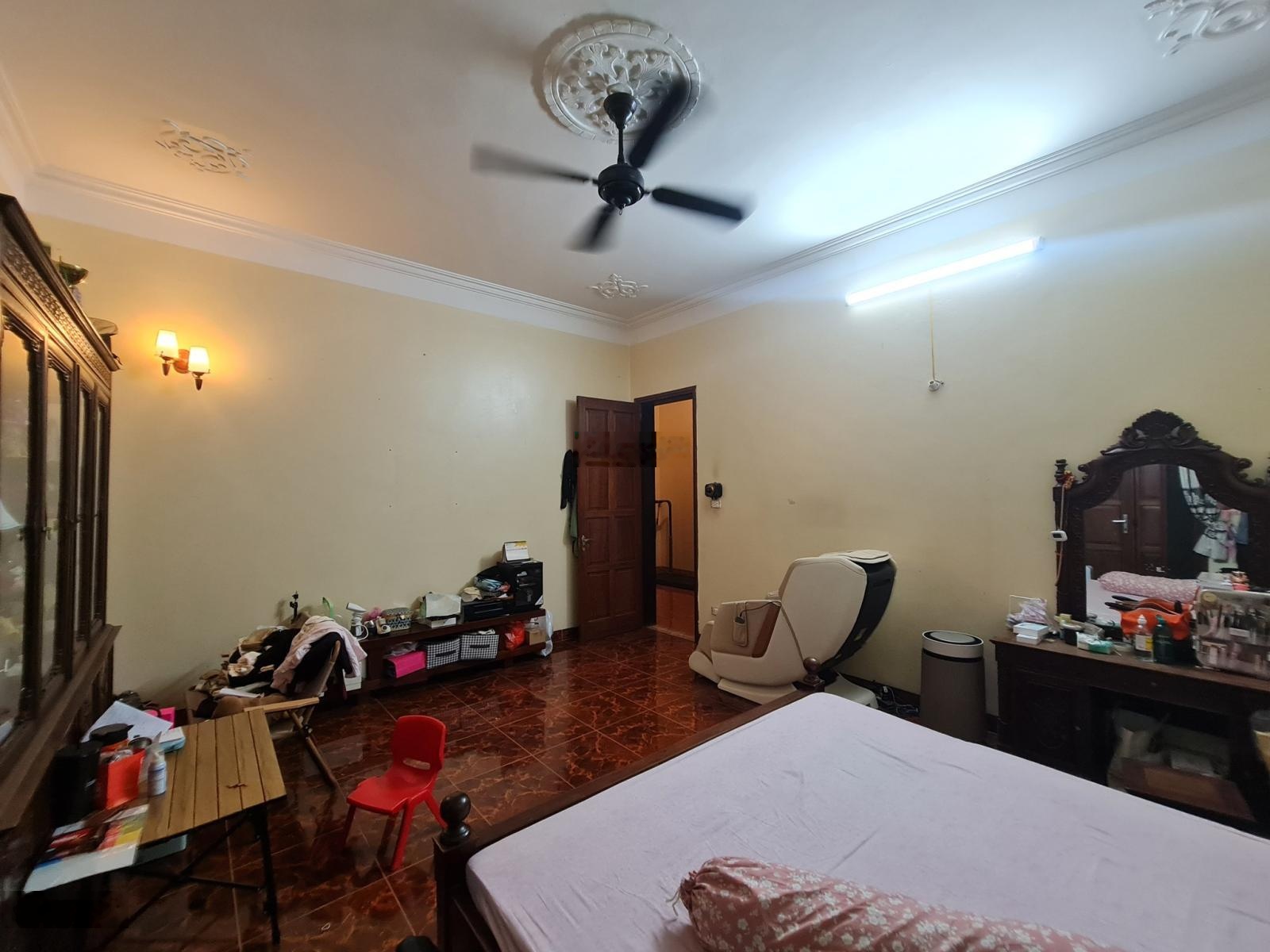 Bán nhà phân lô Huỳnh thúc kháng, vỉa hè rộng, ô tô tránh đỗ, kinh doanh cực tốt, mặt tiền 7.8 m