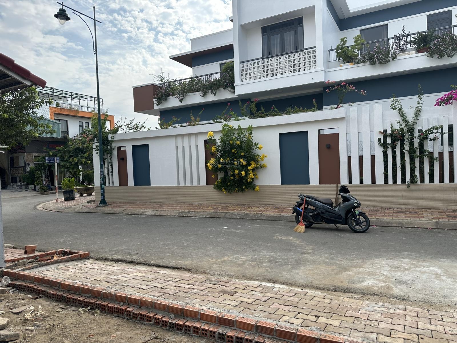 Cần bán gấp 121m2 (6.1m x22m), ngay cổng chào Bình Dương, đường nhựa, dân cư đông