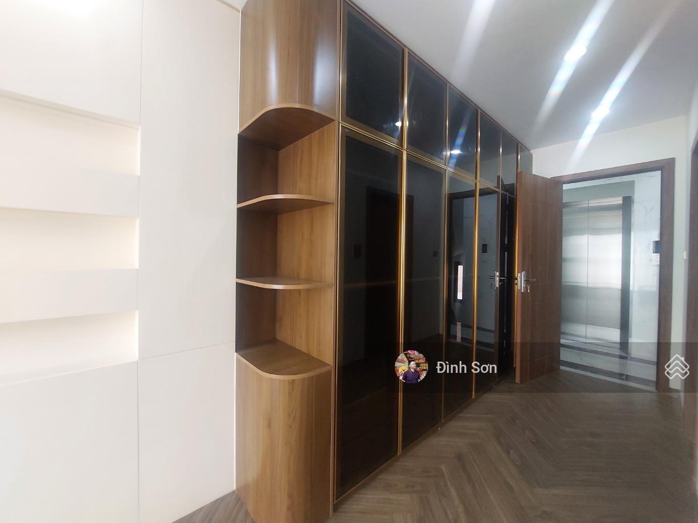 Hiếm bán gấp giảm 2 tỷ Ngọc Lâm 70m2 giá 15 tỷ 7 tầng oto tránh thang máy sổ đỏ trao tay kinh doanh