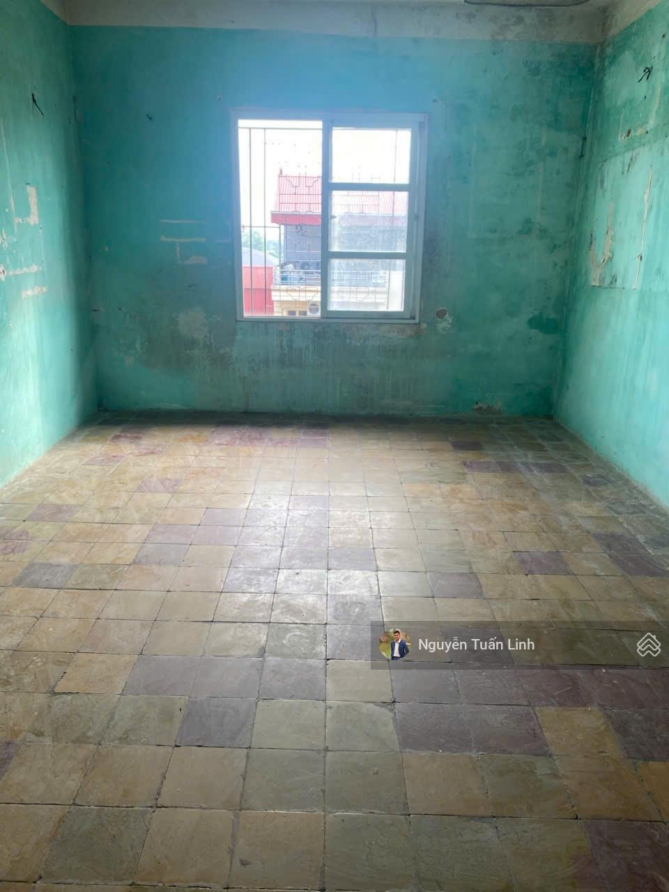 Căn Tập thể 29m2 Thị Trấn Đông Anh Gần Chợ, An ninh Tốt - Bãi đỗ xe Ô Tô trước nhà