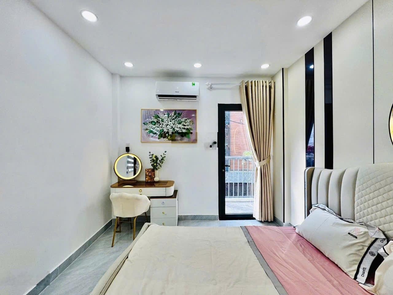 Cần tiền bán gấp nhà Nguyễn Thị Thập, Tân Phong, Quận 7. DT: 65m2. 3 tầng. Sổ hồng riêng