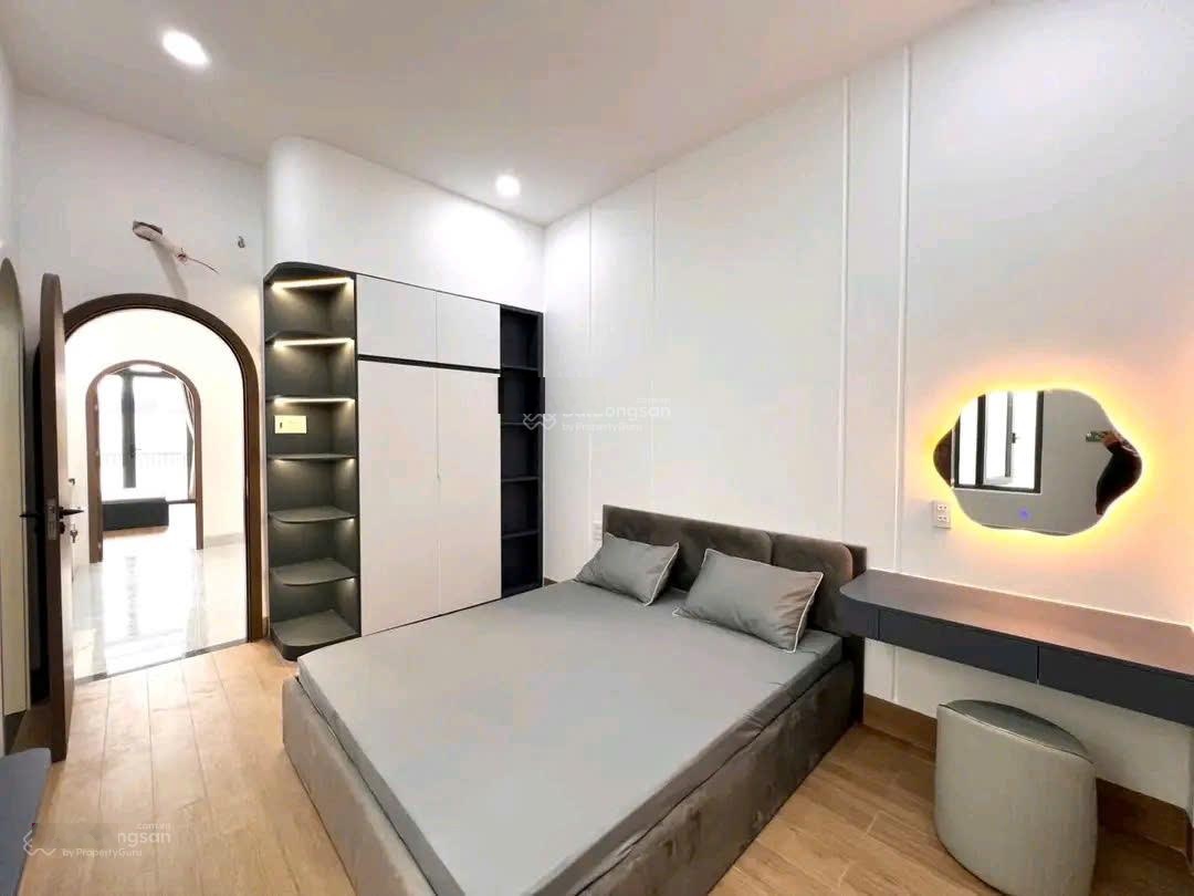 Bán căn nhà 1 trệt 1 lầu ngay chợ Bình Chánh. Diện tích 5x19m