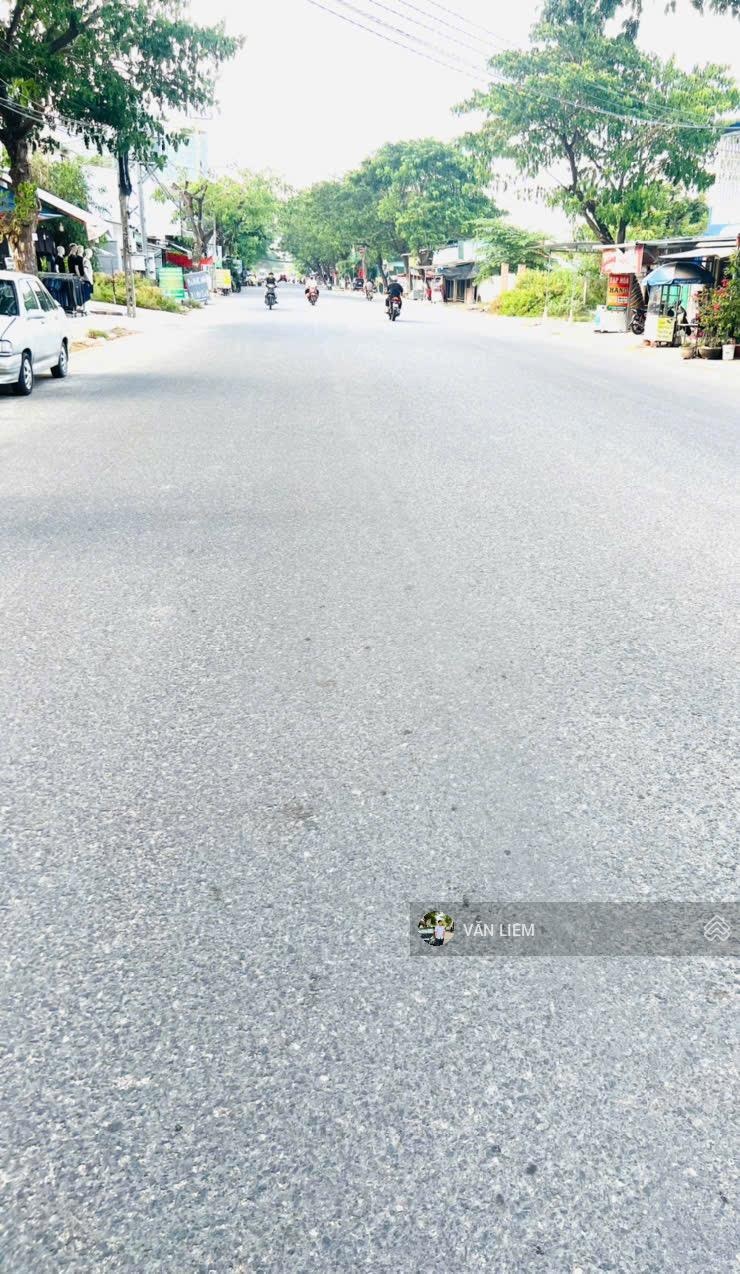 Mặt đường Phong Châu, P. Nam Nha Trang khu tái định cư Đất Lành. Đường hiện trạng rộng 22m