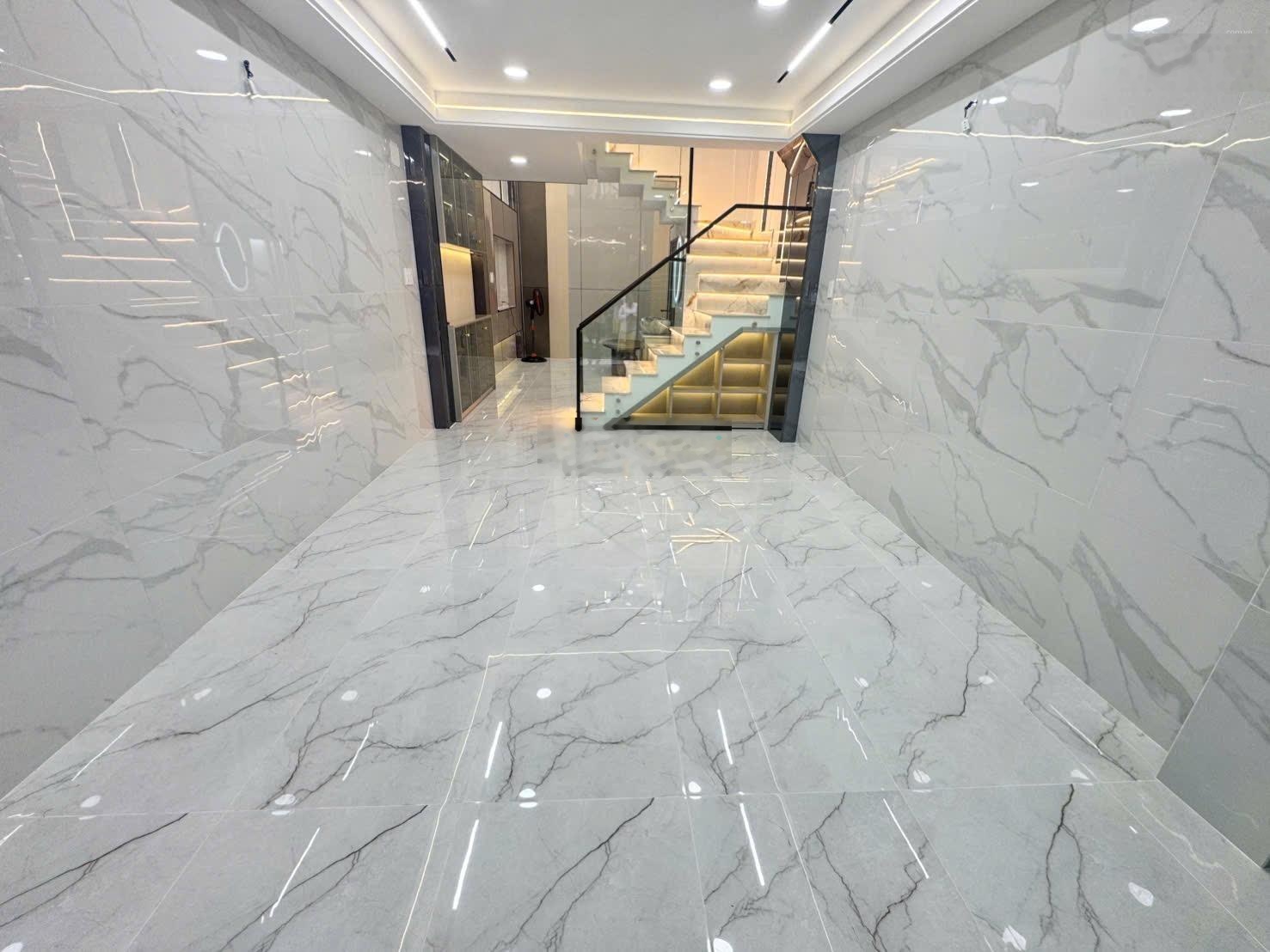 Ngay chợ phạm văn bạch, siêu thị chợ lớn quang trung full nội thất, 4 tầng + mái btct, 4 phòng