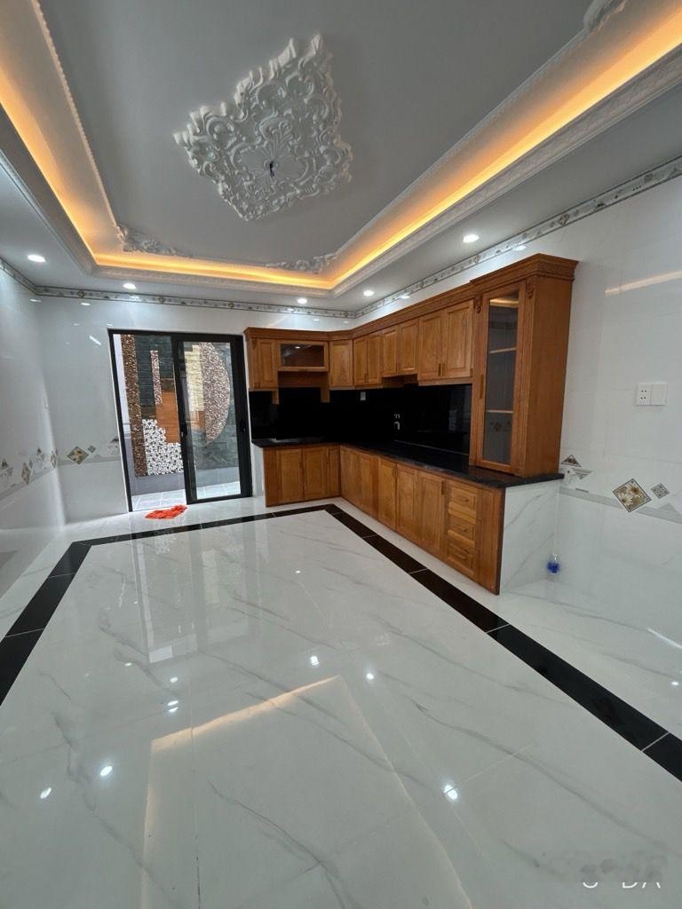 Nhà đẹp ở ngay xe hơi tới nhà gần ngã tư 4 xã, tên lửa