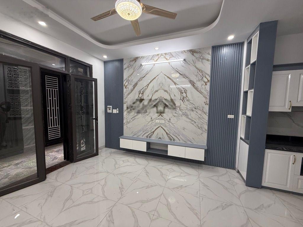 Nhà phố Việt Hưng DTSD 45m2 x 5 tầng - Khu Trung tâm - Ngõ nông - Ở sướng - Đầu tư giá tốt