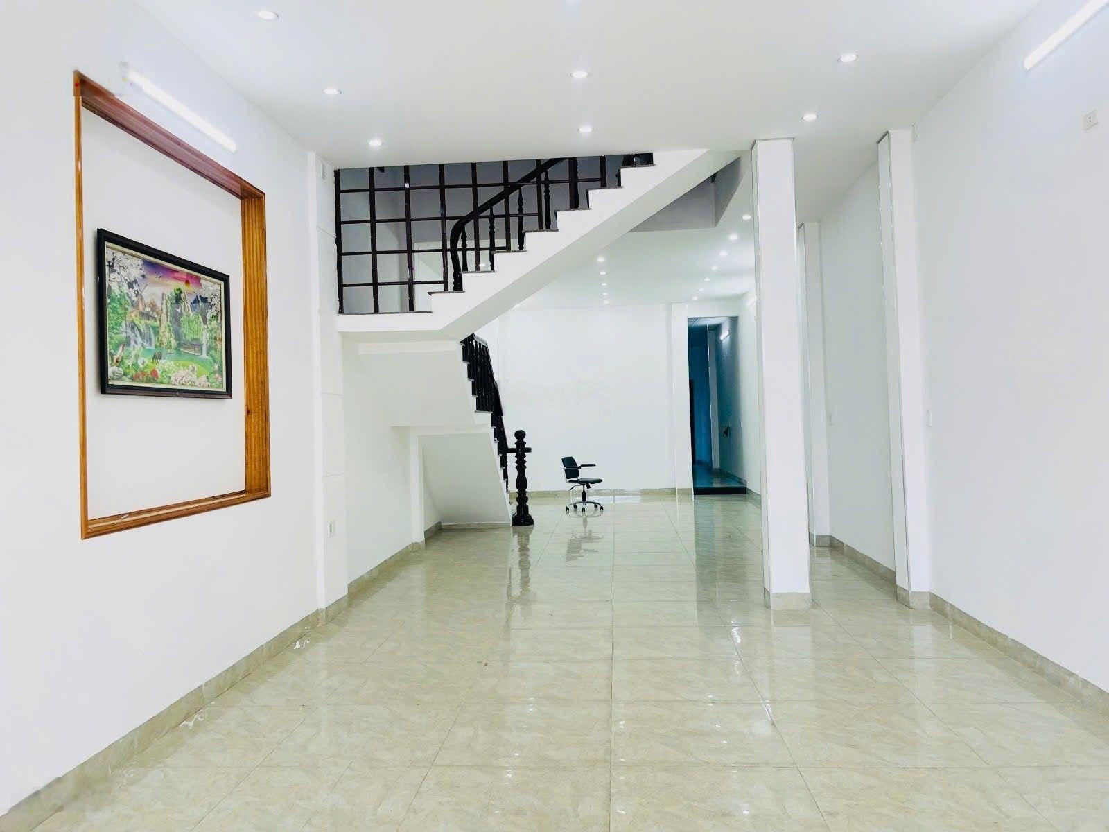 Bán gấp nhà mặt tiền đường Lê Văn Hiến diện tích 150m2 ngang 5m