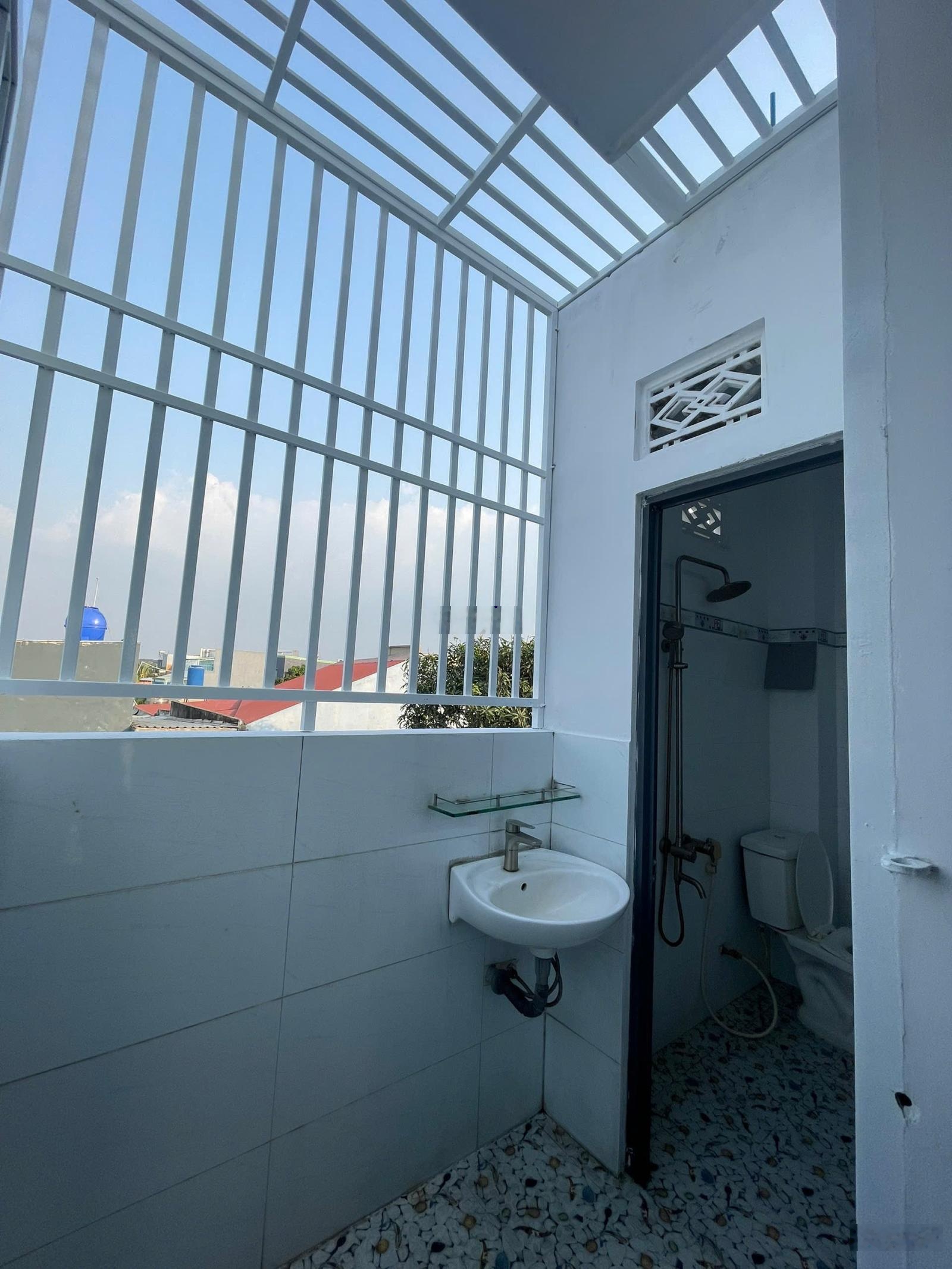 Bán nhà sân vườn còn bớt lộc sổ riêng full thổ 3pn 2nvs sang tên ngay