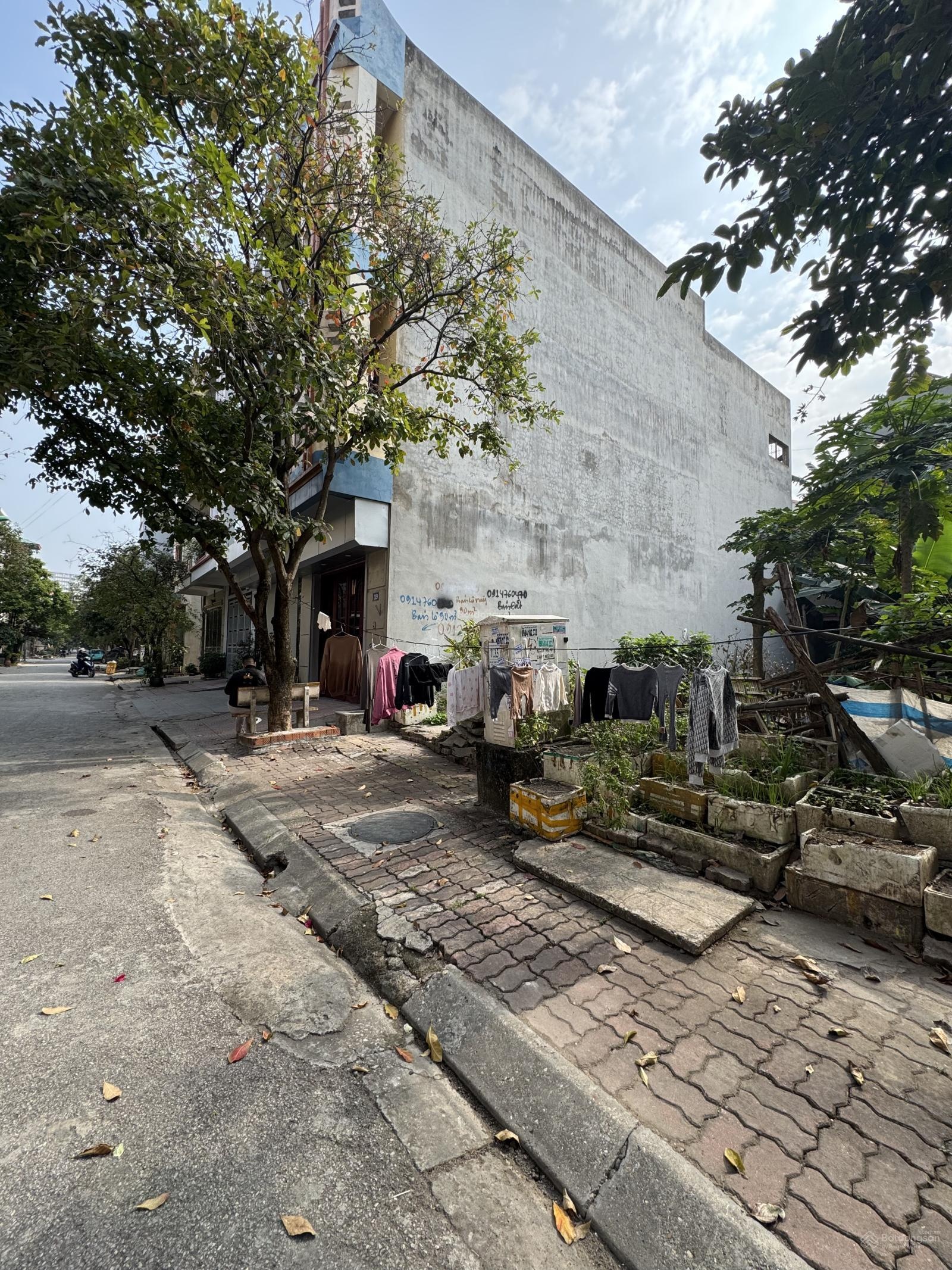 Rẻ nhất 90m MT 4,5m , phân lô thông bàn cờ, có vỉa hè, đại dự án kế bên. Alo e: 0982976011