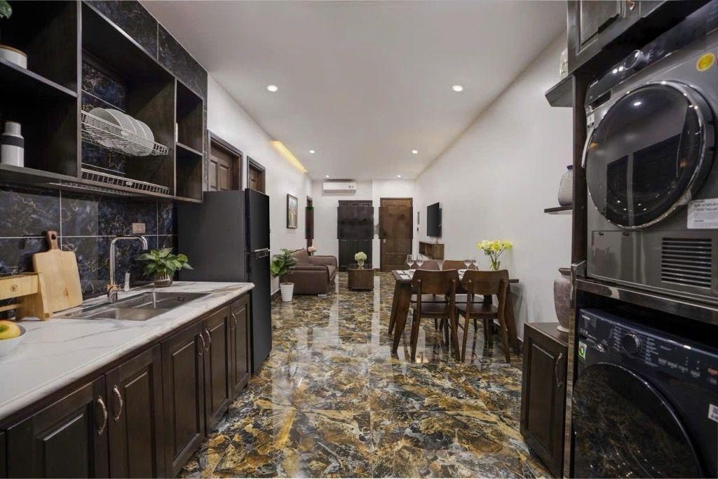 Bán khách sạn mặt phố Nguyễn Hoàng. DT 750m2 x 10 tầng có hầm MT 33m. 92 phòng khép kín. Giá 989 tỷ