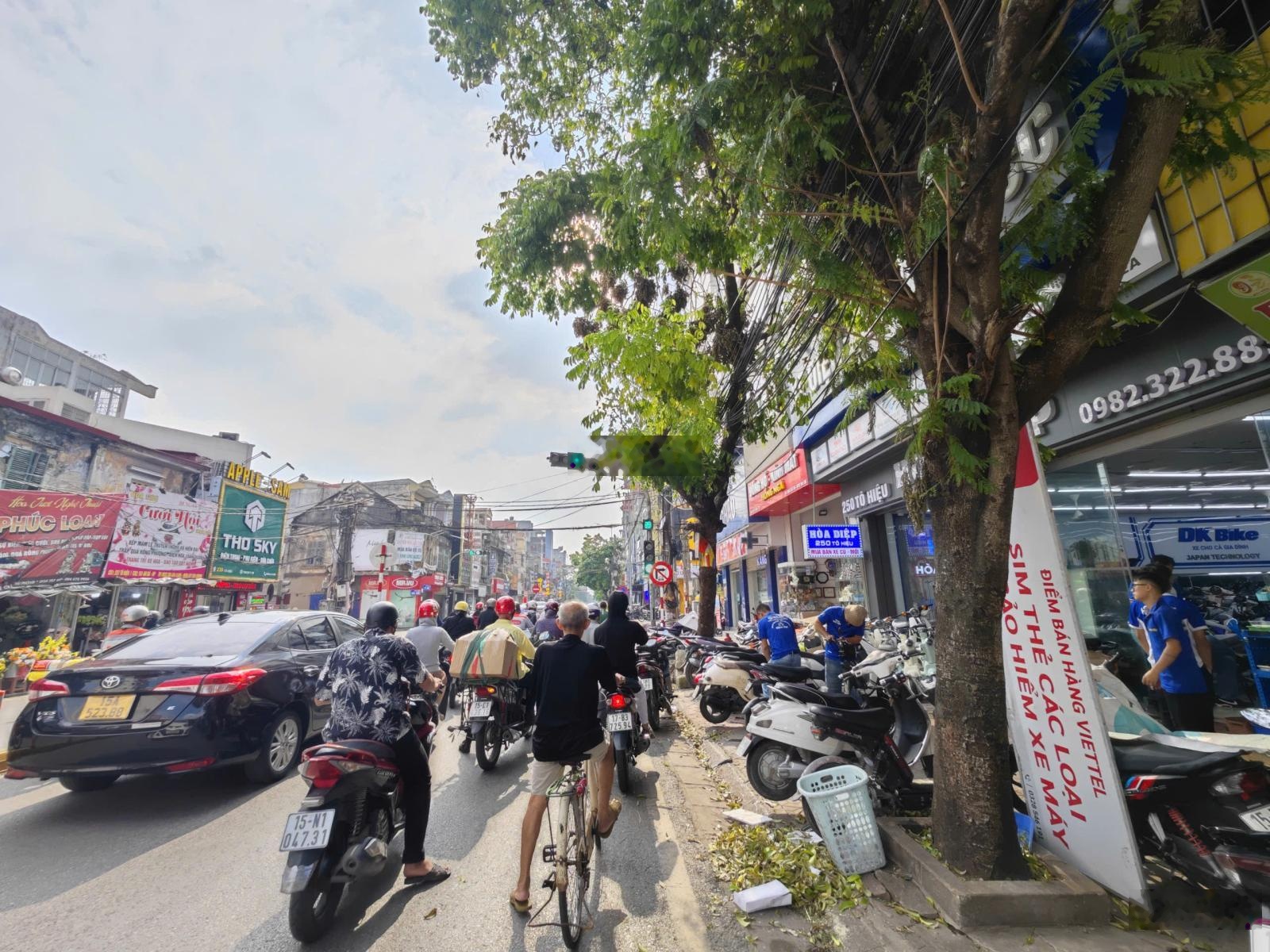 Cho thuê nhà ngang 7.3m mặt phố Tô Hiệu, vỉa hè để xe rộng