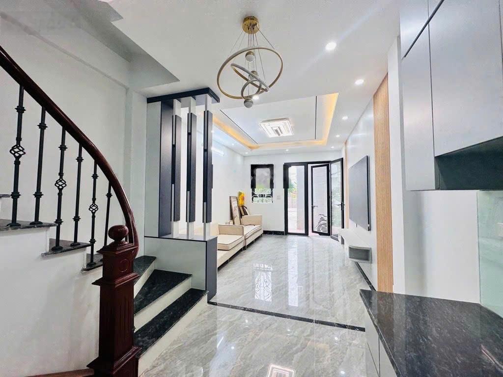 Phố Đàm Quang Trung - Đối diện Aeon Mall - Ô tô đỗ sát nhà - 35m x 5 tầng chỉ hơn 6 tỷ