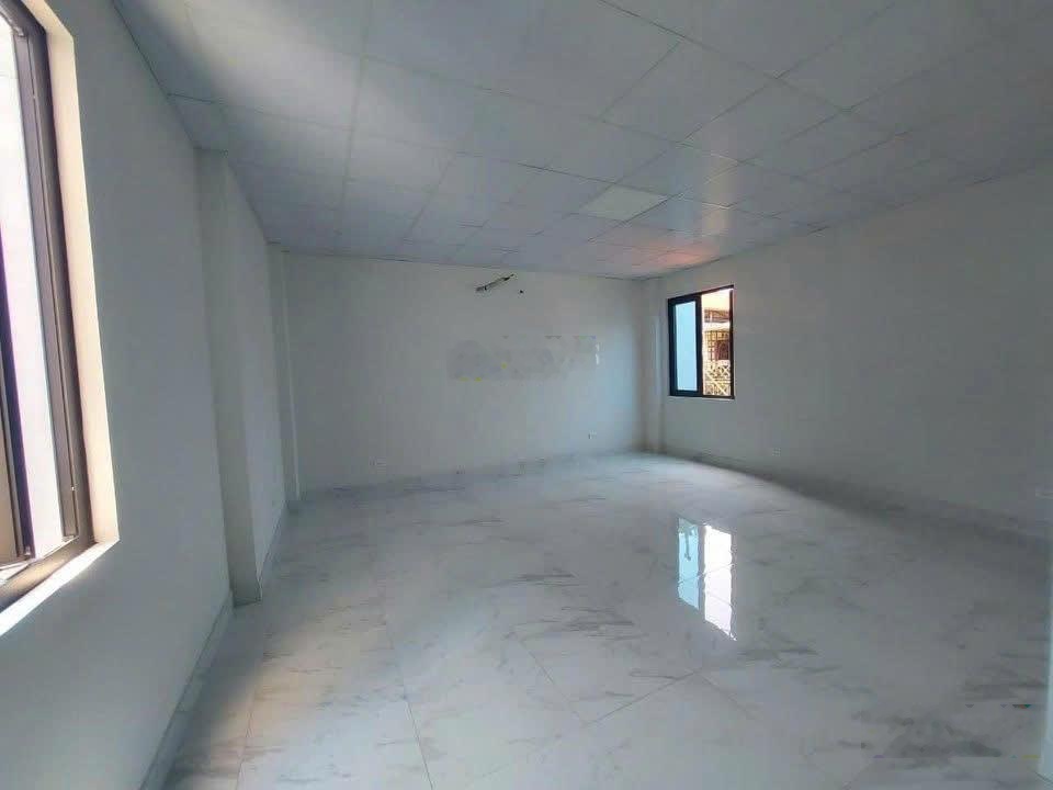 Chính chủ cho thuê nhà mặt ngõ 12 Đại La, nhà mới xây đẹp, DT 80m2 thích hợp làm VP, spa