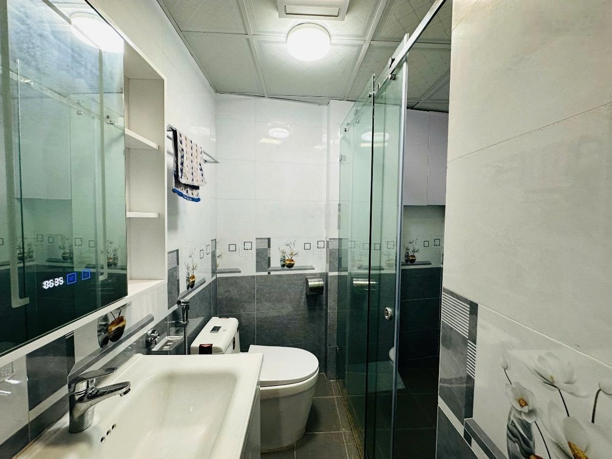 Đẹp quá! Phố Đội Cấn, 5 tầng thang máy, ô tô đỗ cổng, lô góc, kinh doanh, full nội thất