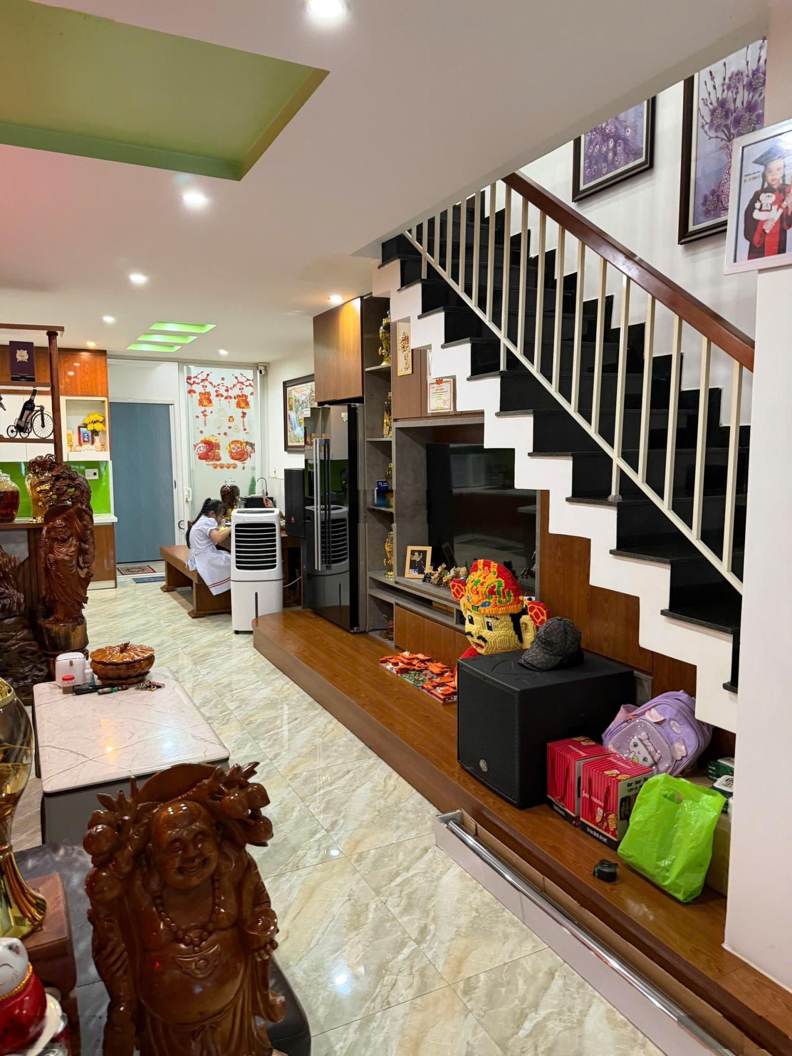 Bán nhà 3 tầng mặt phố đường Thân Nhân Trung, 81m2 giá rẻ